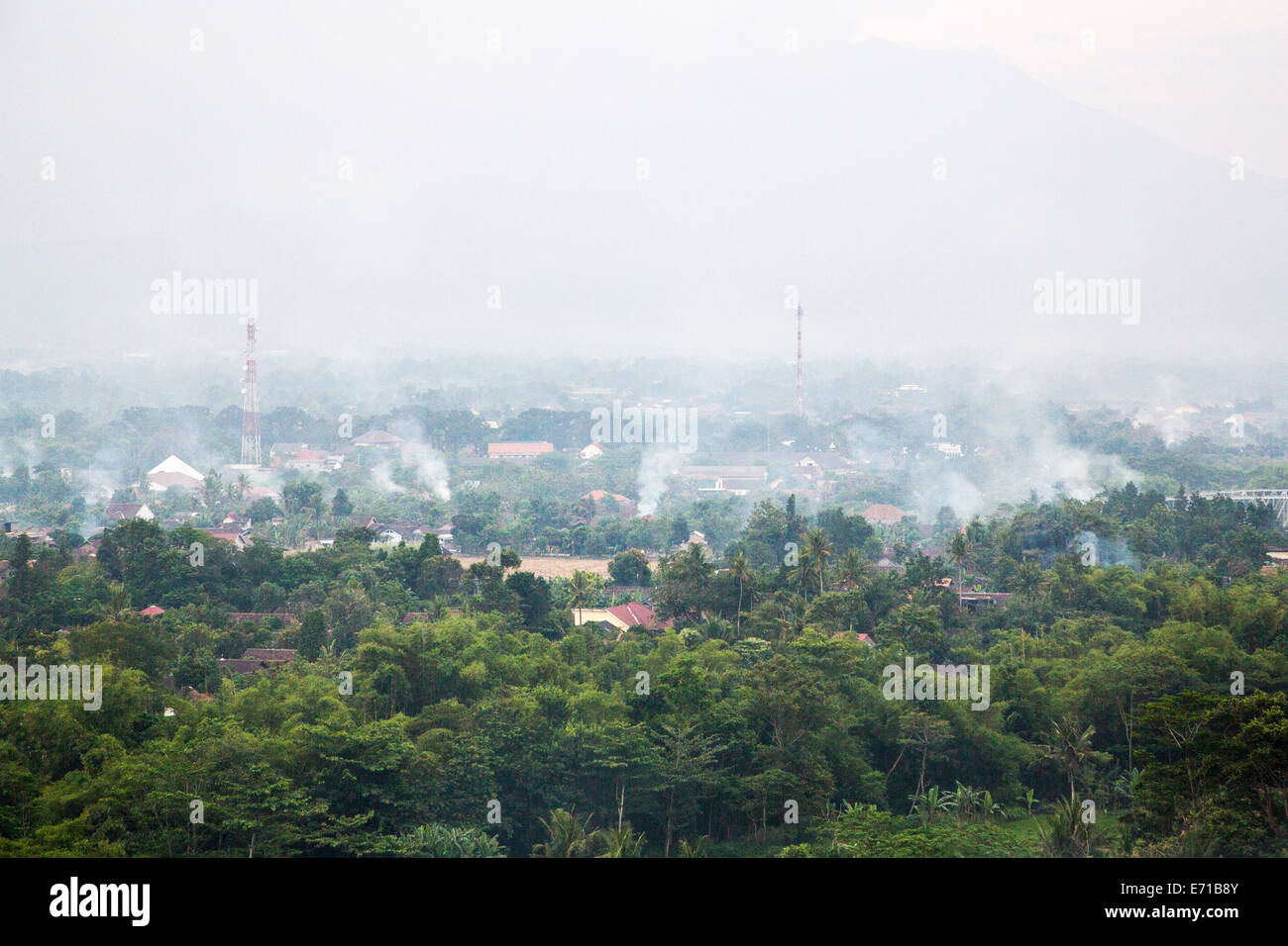 Yogyakarta, Java, Indonesien.  Holzkohlefeuer zum Kochen Abendessen und brennenden Müll verursachen umfangreiche Luftverschmutzung. Stockfoto