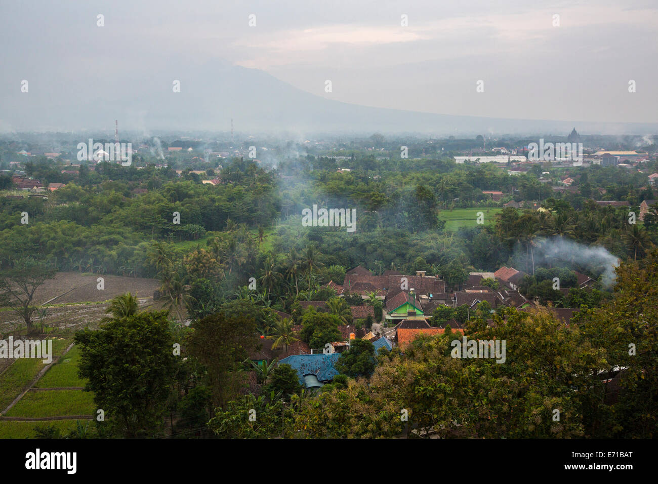 Yogyakarta, Java, Indonesien.  Holzkohlefeuer zum Kochen Abendessen und brennenden Müll verursachen umfangreiche Luftverschmutzung. Stockfoto