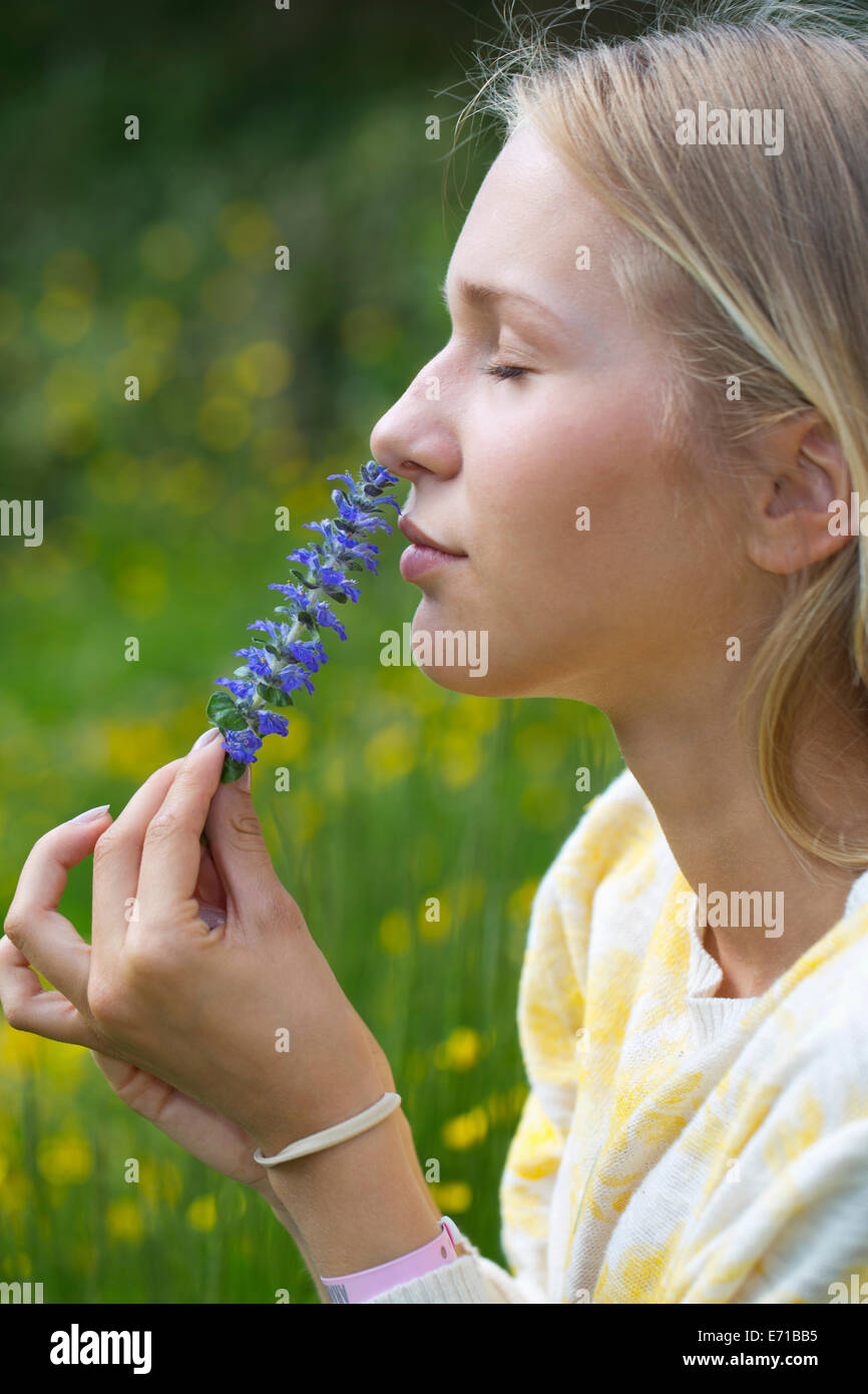 Profil von Teenager-Mädchen auf einer Blume riechen Stockfoto