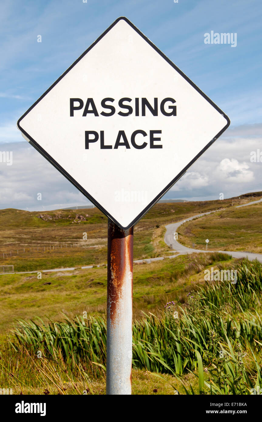 Vorbeifahrenden Ort Zeichen auf einspurige Straße, Isle Of Skye, Schottland, UK Stockfoto