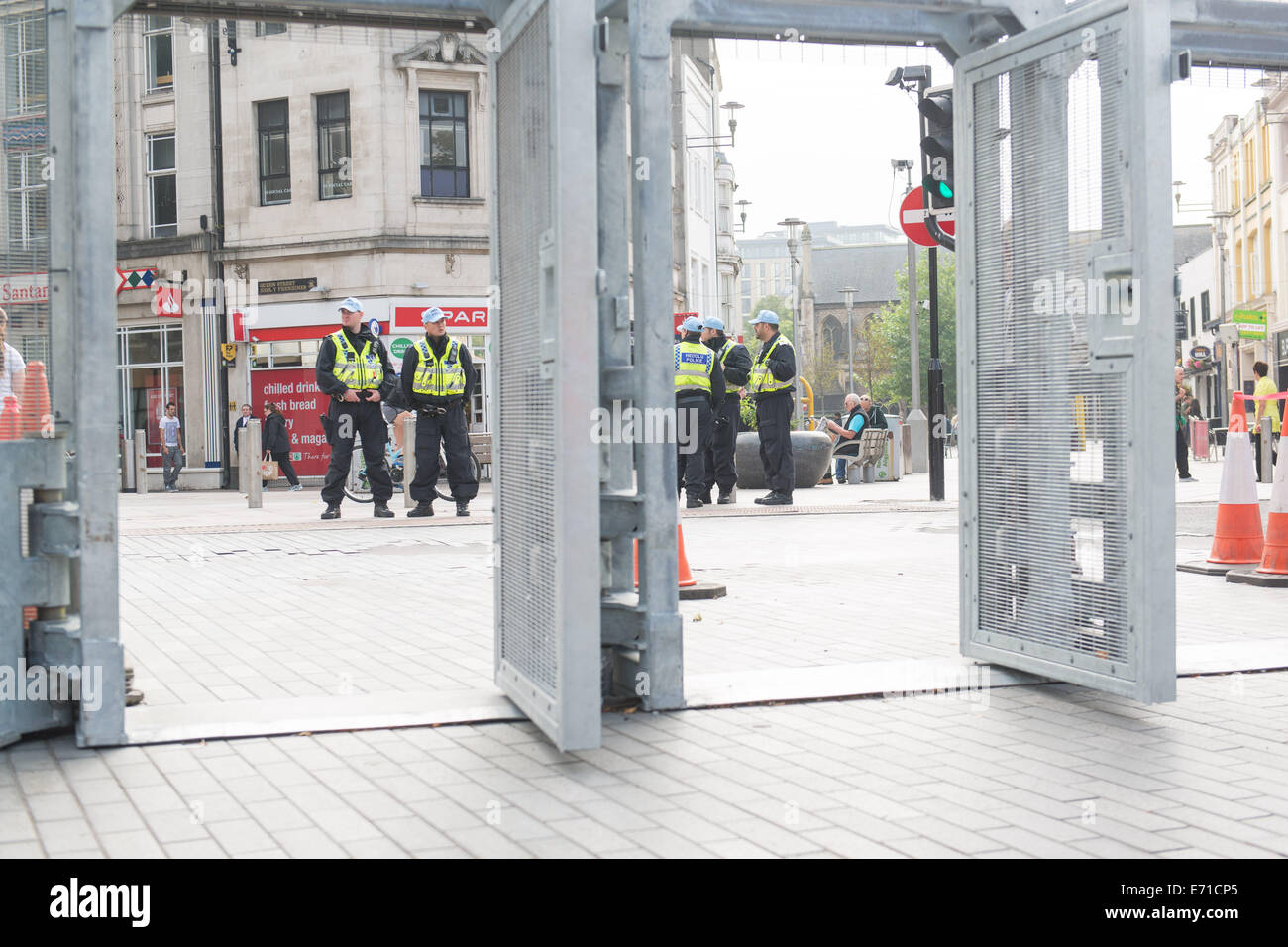 Cardiff, Wales, UK. 3. September 2014.  Vorbereitung des NATO-Gipfels weiter mit einem riesigen Polizeiaufgebot in der Stadt. Foto zeigt den Fussgängerstreifen in den Stahlzaun erhältlich um Cardiff Castle. Bildnachweis: Polly Thomas/Alamy Live-Nachrichten Stockfoto