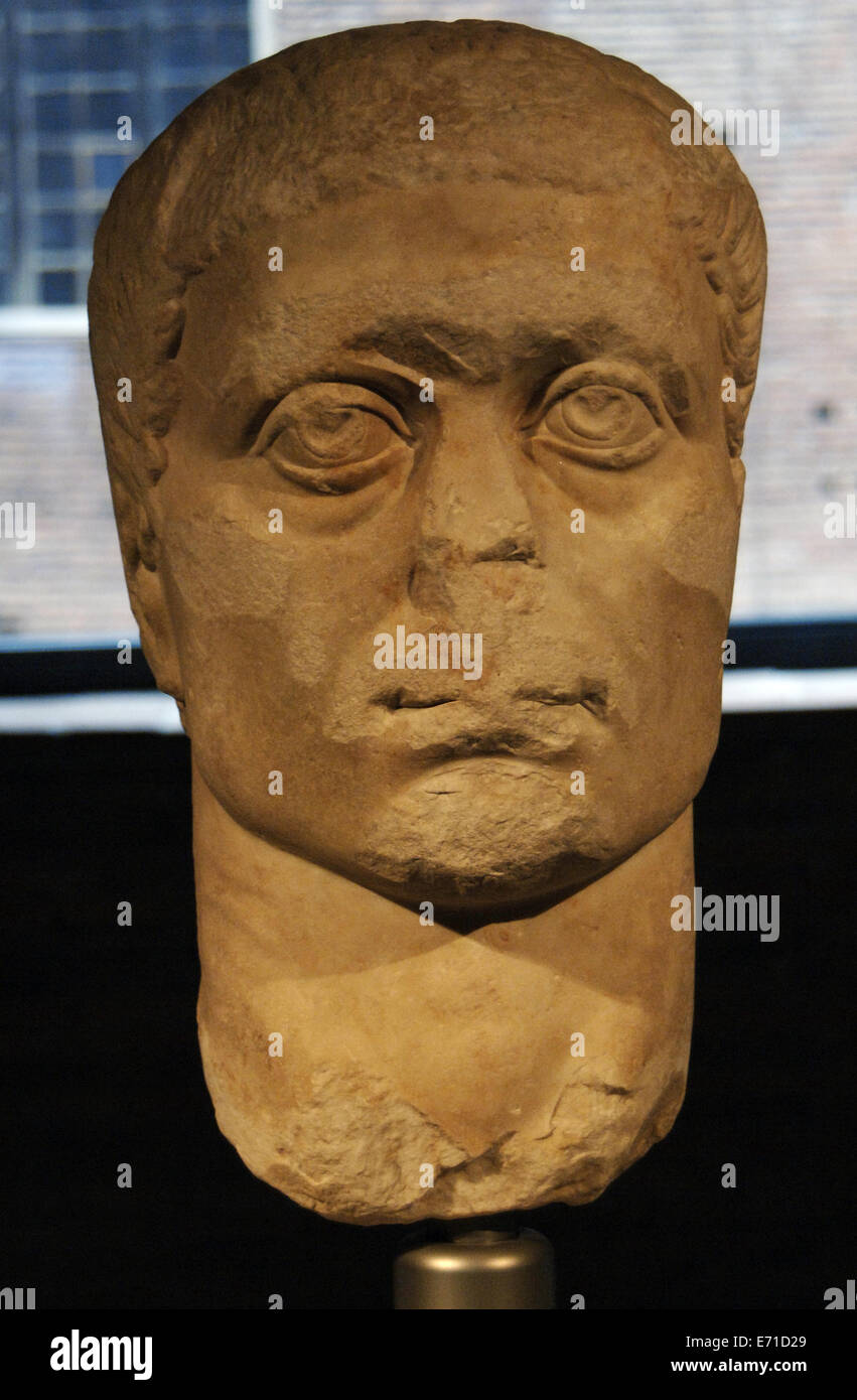 Konstantin der große (c.272-337). Römischer Kaiser. Fragment einer überarbeiteten männliche Statue. Frühen 4. Jahrhundert n. Chr. Stockfoto
