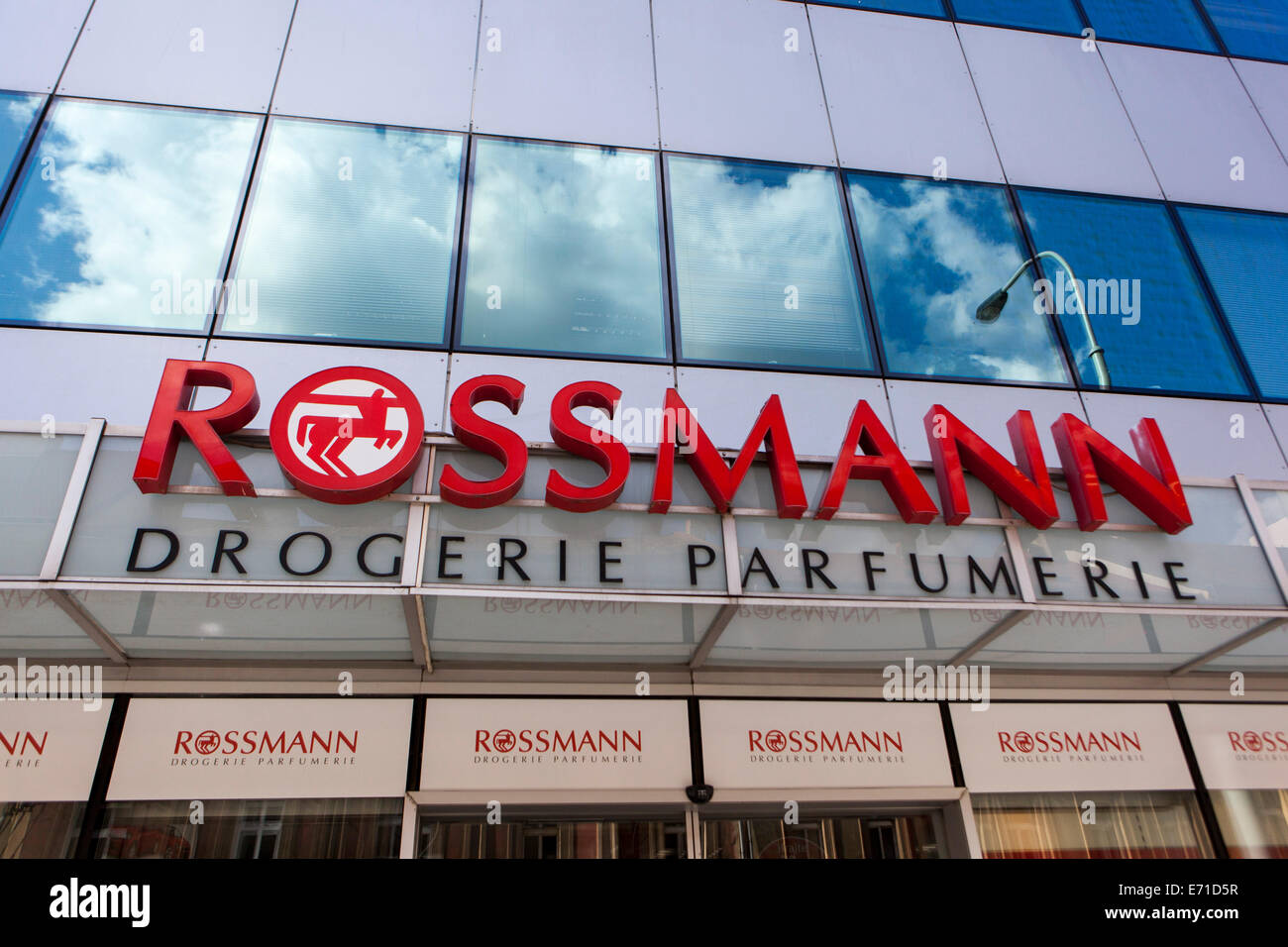 Rossmann Parfümerie logo Zeichen Prag Stockfotografie - Alamy