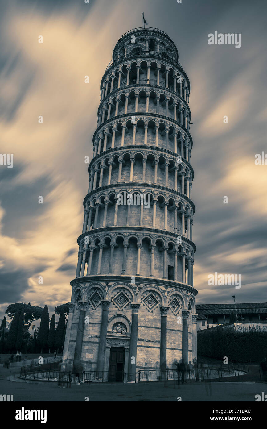 Pisa Schiefer Turm bei Sonnenaufgang, Italien. Spezielle fotografische Verarbeitung. Stockfoto