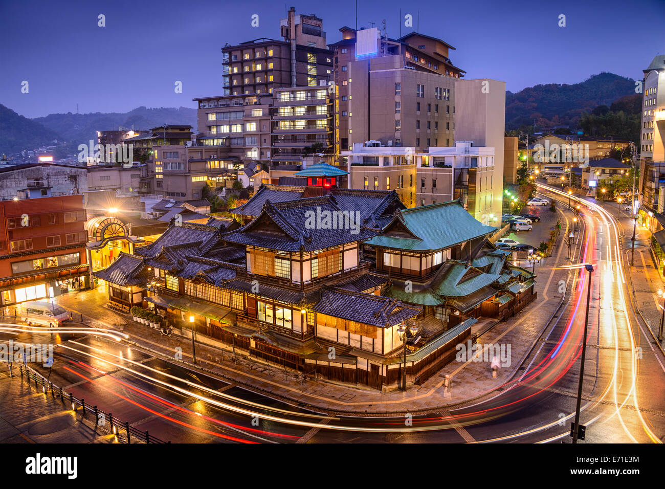Matsuyama, Japan Stadt Skyline bei Dogo Onsen Badehaus. Stockfoto