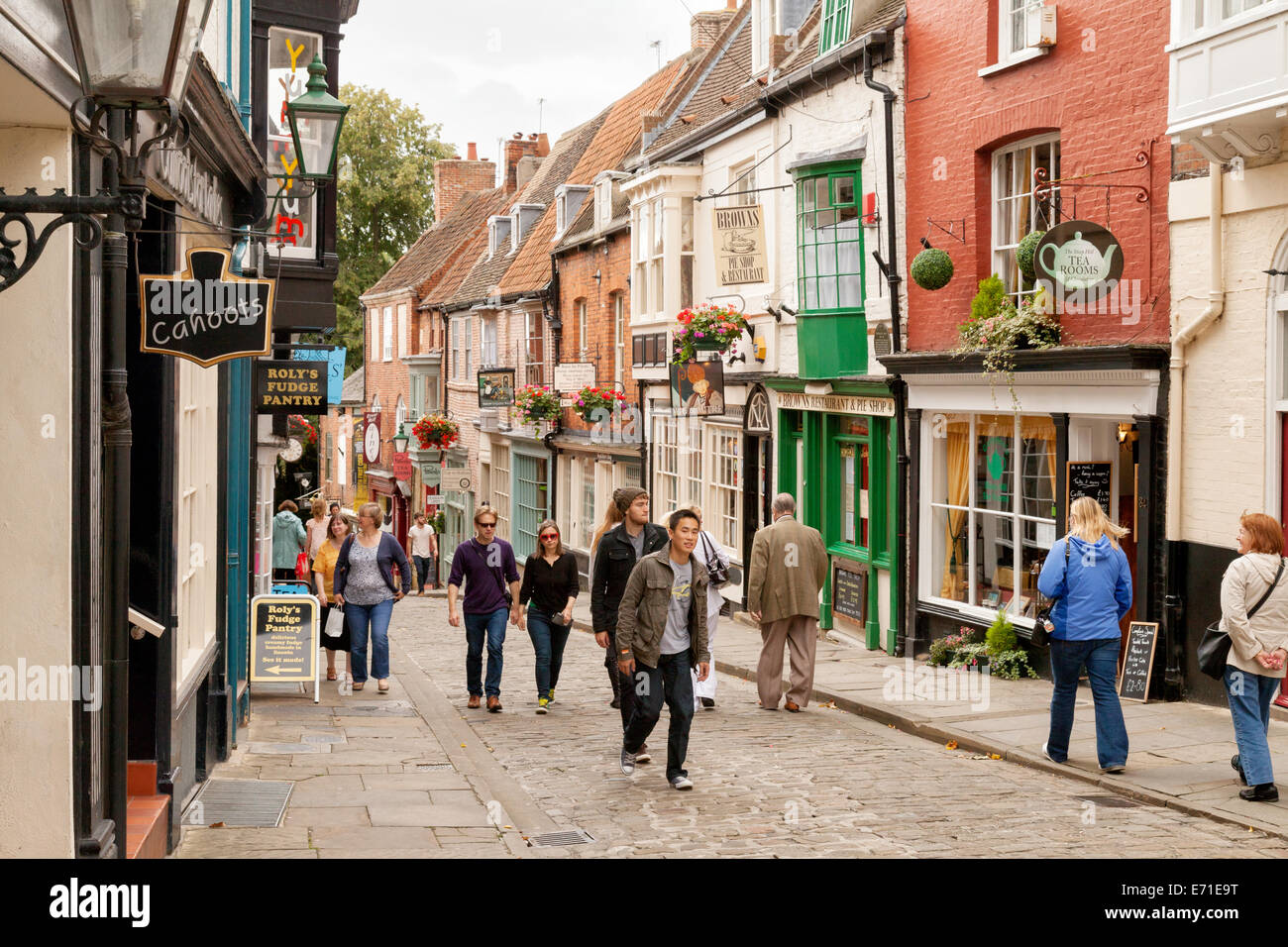 Steilen Hügel Lincoln; Menschen zu Fuß auf steilen Hügel, eine alte Straße in Lincoln, England Großbritannien Stockfoto