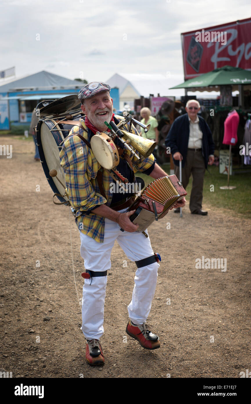 Eine glücklich ein-Mann-Band sorgt für Unterhaltung am Edenbridge und Oxted Agricultural Show Stockfoto