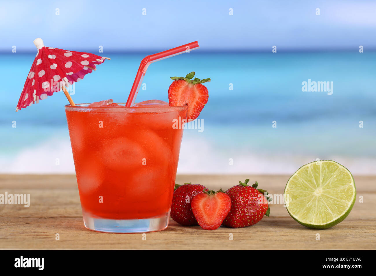 Erdbeer-Früchte Saft auf den Strand und das Meer während des Urlaubs Stockfoto