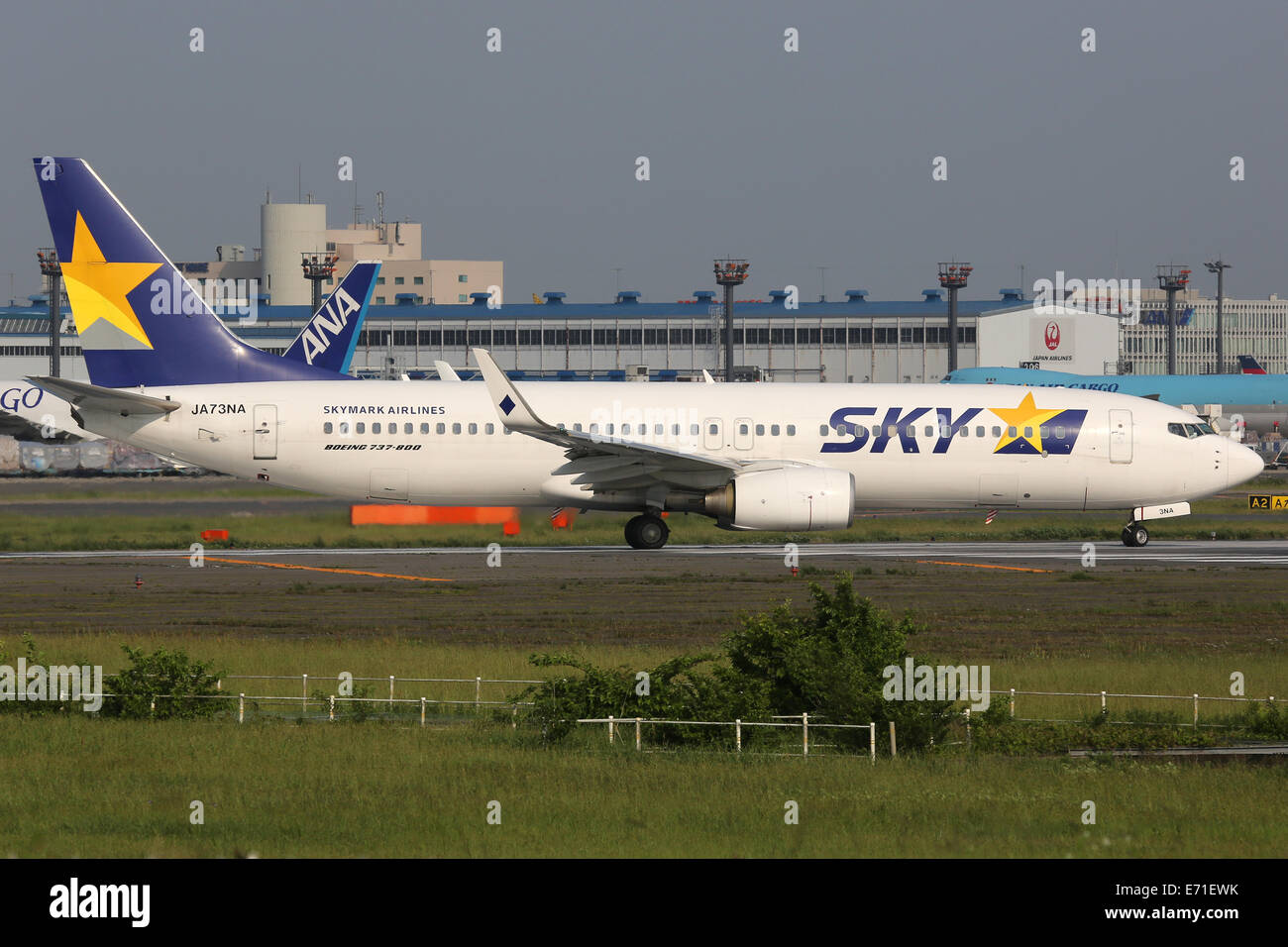 Tokyo Narita, Japan - 16. Mai 2014: A Skymark Airlines Boeing 737 mit der Registrierung JA73NA in Tokyo Narita Airport (NRT) in Stockfoto