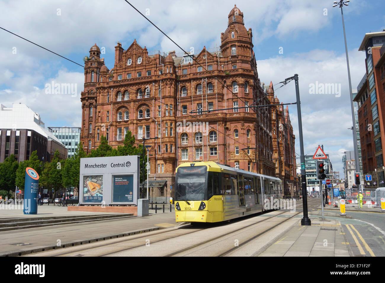 Metrolink Straßenbahn mit Midland Hotel im Hintergrund im Zentrum von Manchester. Stockfoto