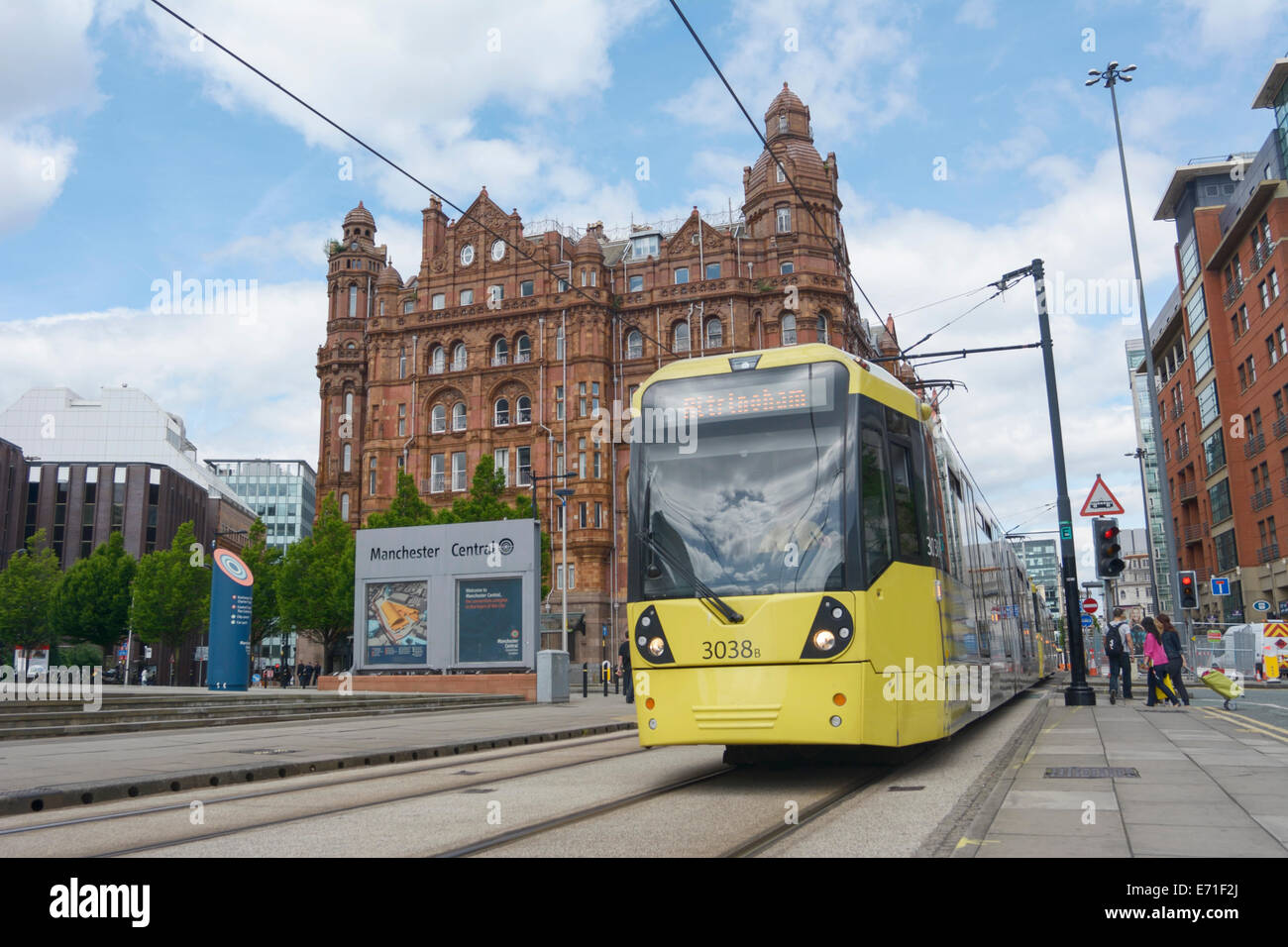 Metrolink Straßenbahn mit Midland Hotel im Hintergrund im Zentrum von Manchester. Stockfoto