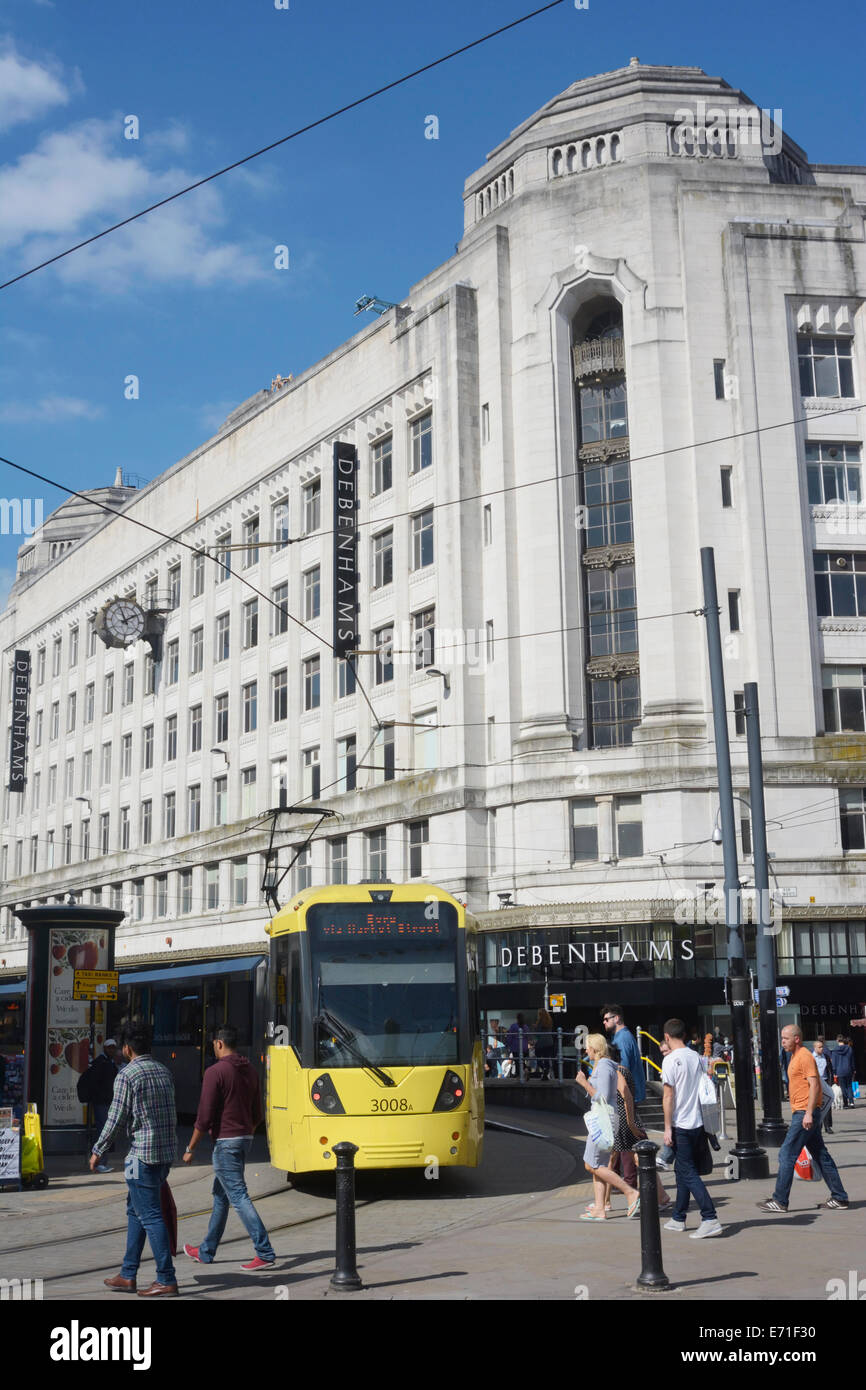 Metrolink-Straßenbahn in Piccadilly im Zentrum von Manchester mit Debenhams Speicher im Hintergrund. Stockfoto