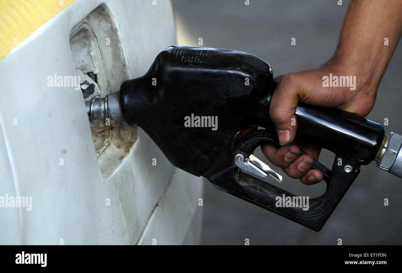 Sanaa, Jemen. 3. Sep, 2014. Jemenitischer Fahrer tankt sein Auto an einer Tankstelle in Sanaa, Jemen, am 3. September 2014. Die jemenitische Governemnt beschlossen Senkung der Treibstoffpreise um 25 jemenitische Rial (0,12 US-Dollar) pro Liter, die Massenproteste zu beschwichtigen, ausgelöst durch einen steilen Anstieg der Treibstoffpreise Ende Juli. © Mohammed Mohammed/Xinhua/Alamy Live-Nachrichten Stockfoto