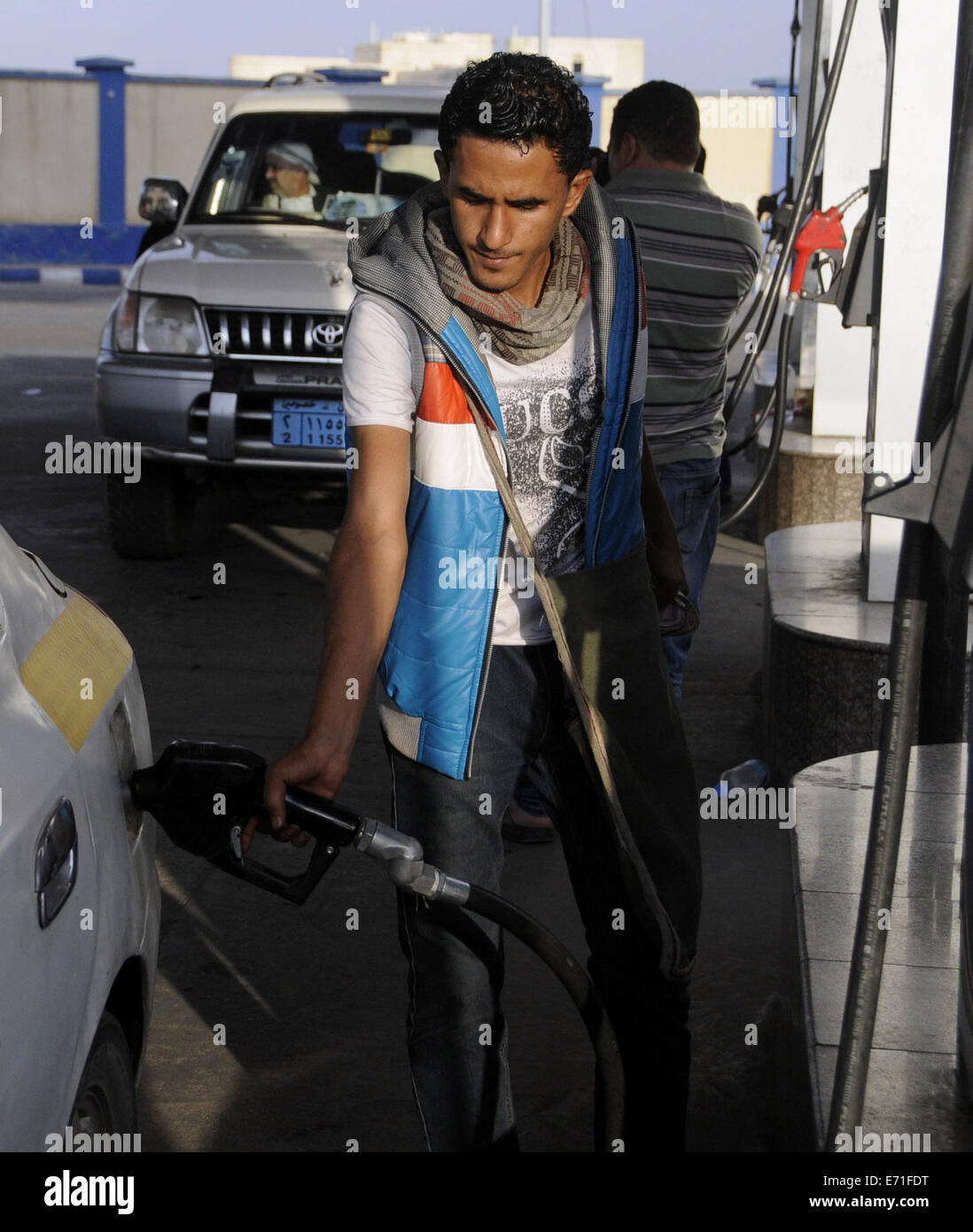 Sanaa, Jemen. 3. Sep, 2014. Ein Arbeiter tankt ein Auto an einer Tankstelle in Sanaa, Jemen, am 3. September 2014. Die jemenitische Governemnt beschlossen Senkung der Treibstoffpreise um 25 jemenitische Rial (0,12 US-Dollar) pro Liter, die Massenproteste zu beschwichtigen, ausgelöst durch einen steilen Anstieg der Treibstoffpreise Ende Juli. © Mohammed Mohammed/Xinhua/Alamy Live-Nachrichten Stockfoto