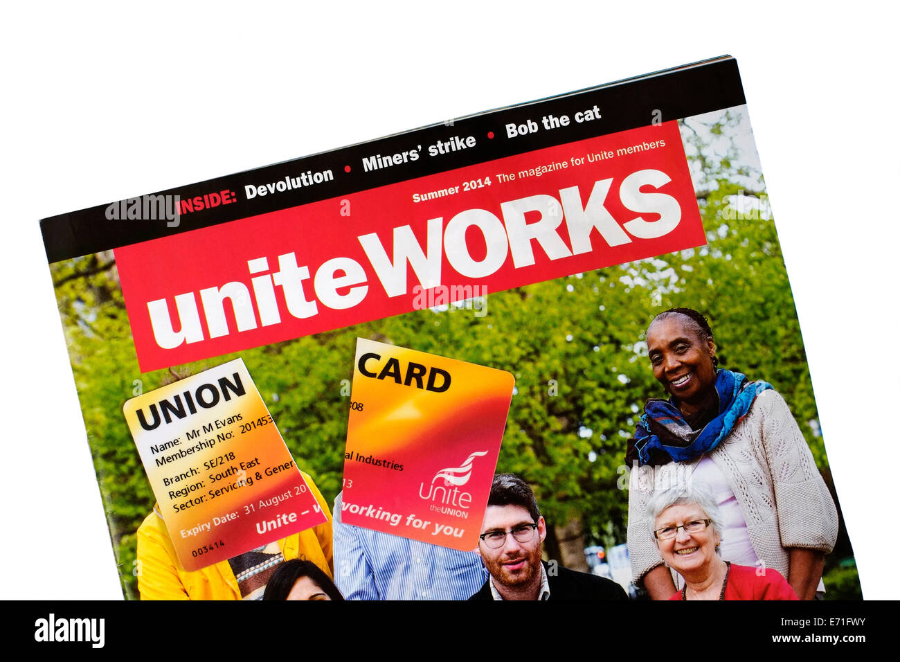 Union, die Mitglieder mit Mitgliedskarte Magazin in zwei Hälften geschnitten zu vereinen Stockfoto