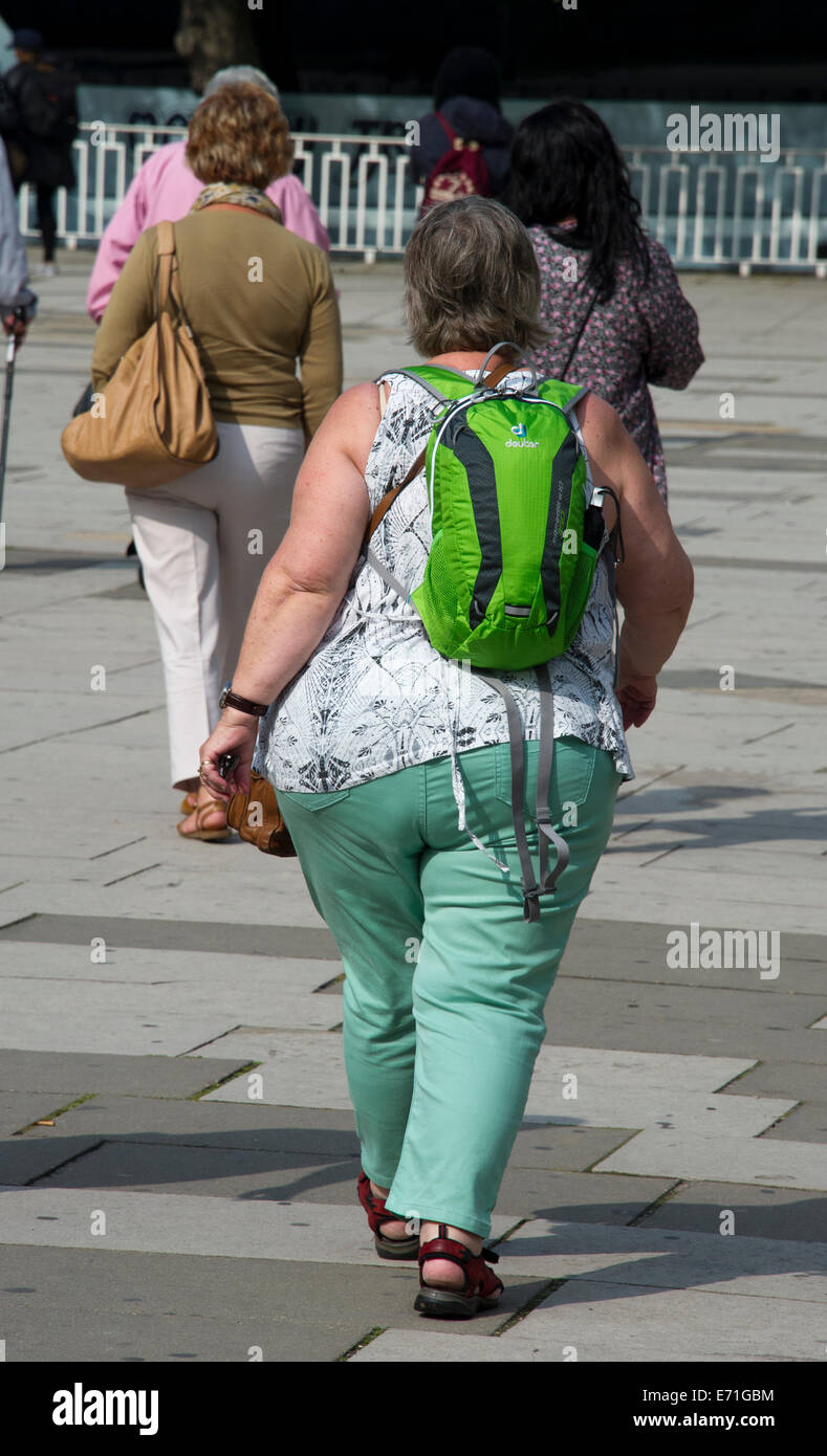 Eine beleibte Frau fotografiert von hinten, London Stockfoto