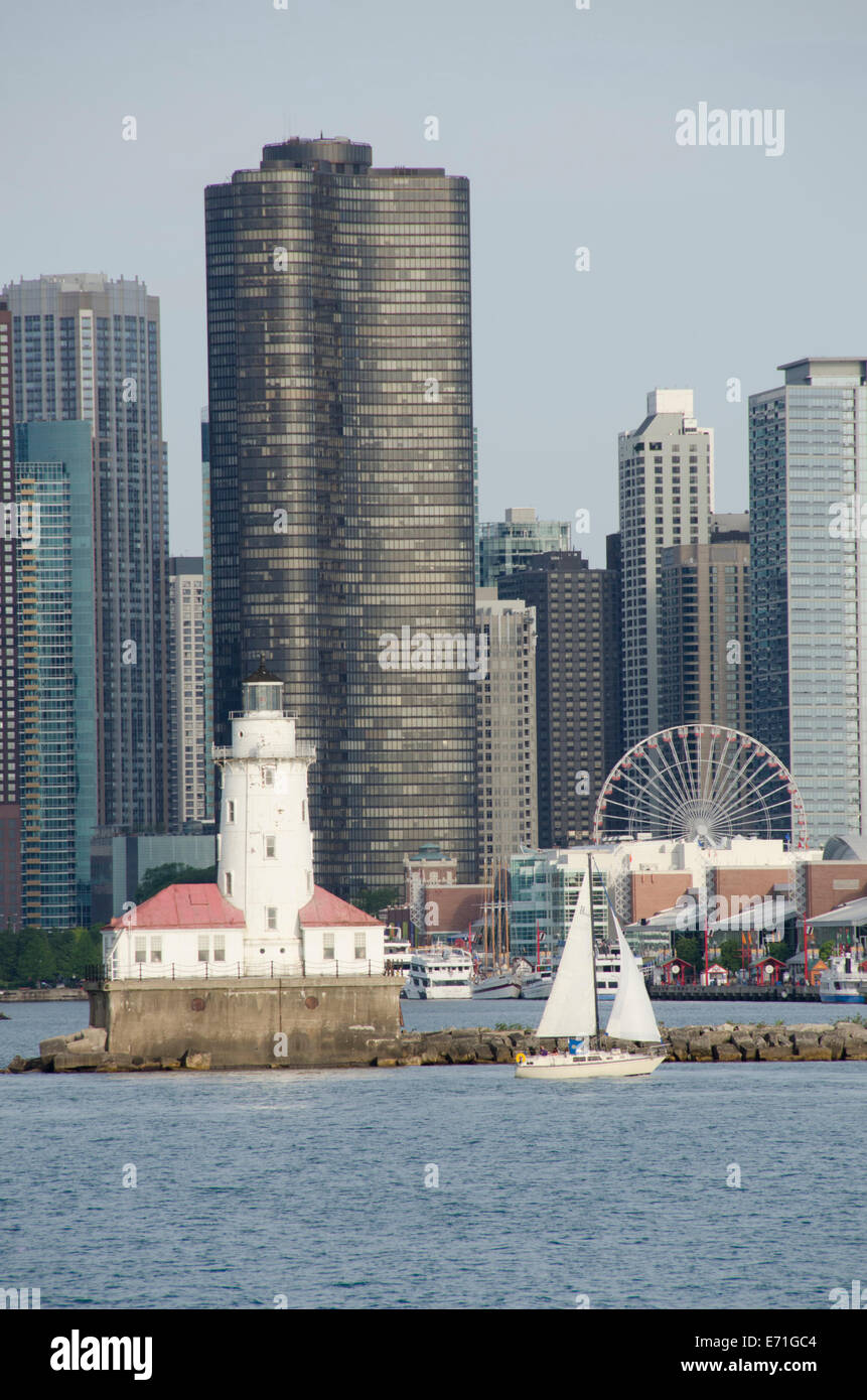 USA, Illinois, Chicago, Lake Michigan Blick auf die Skyline von Chicago. Navy Pier und der historische Leuchtturm von Chicago Hafen. Stockfoto