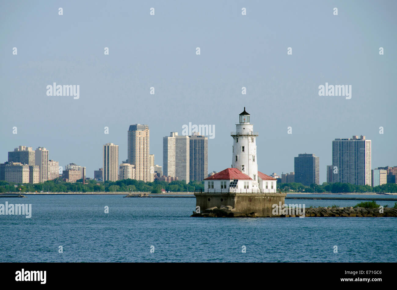 USA, Illinois, Chicago, Lake Michigan Blick auf die Skyline von Chicago mit dem Chicago-Hafen-Leuchtturm. Stockfoto