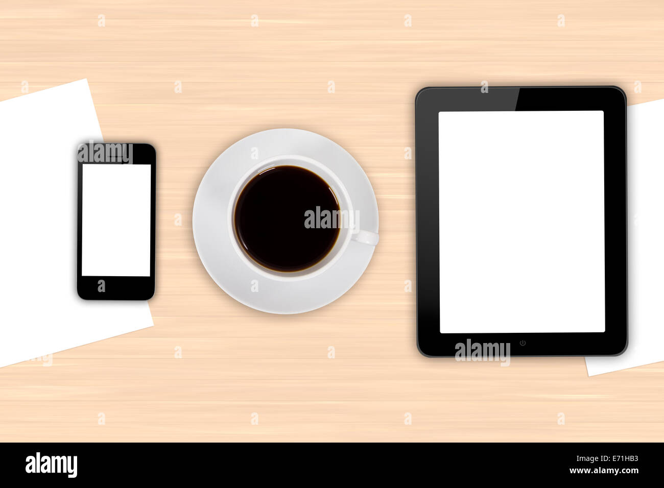 Draufsicht des modernen Business Workplace, digitale Tablet und Smartphone mit weißen leeren Bildschirm, Kugelschreiber, Tasse schwarzen Kaffee dr Stockfoto