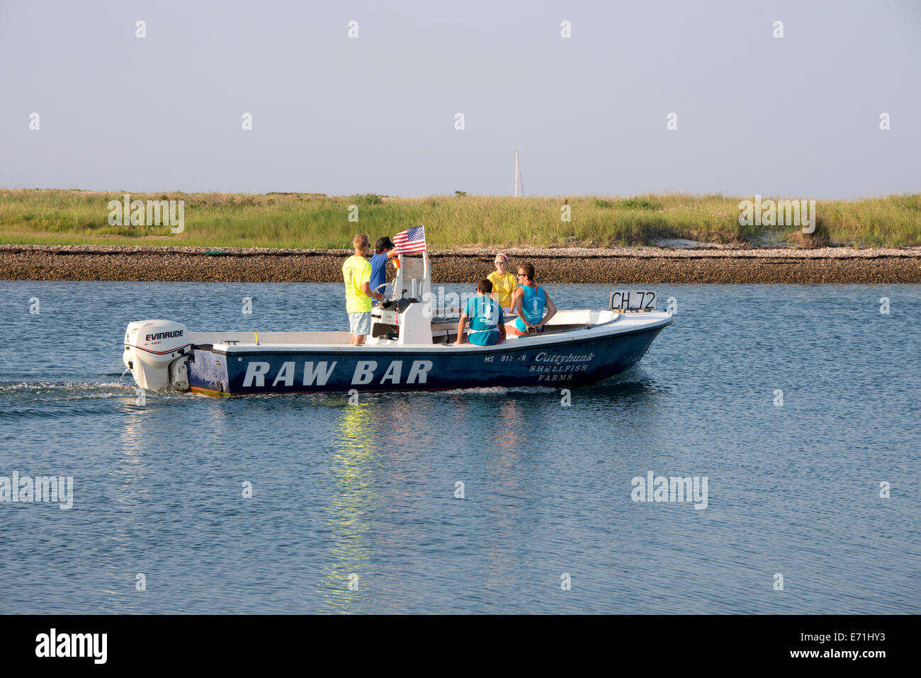 USA, Massachusetts, Elizabeth Islands, Cuttyhunk Island Gosnold. Schwimmende Raw Bar, Jugendliche verkaufen frischen Fisch und Meeresfrüchte. Stockfoto