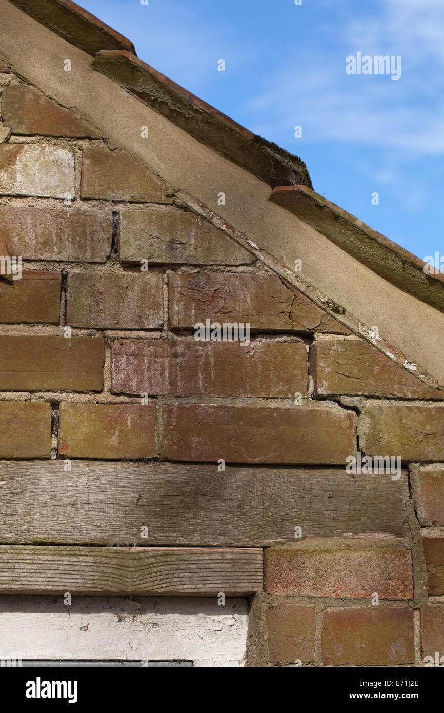 Hauswand Nebengebäude mit Siedlung Risse zwischen Steinen. Susidence vom Gebäude ohne ausreichende Grundlagen. Stockfoto