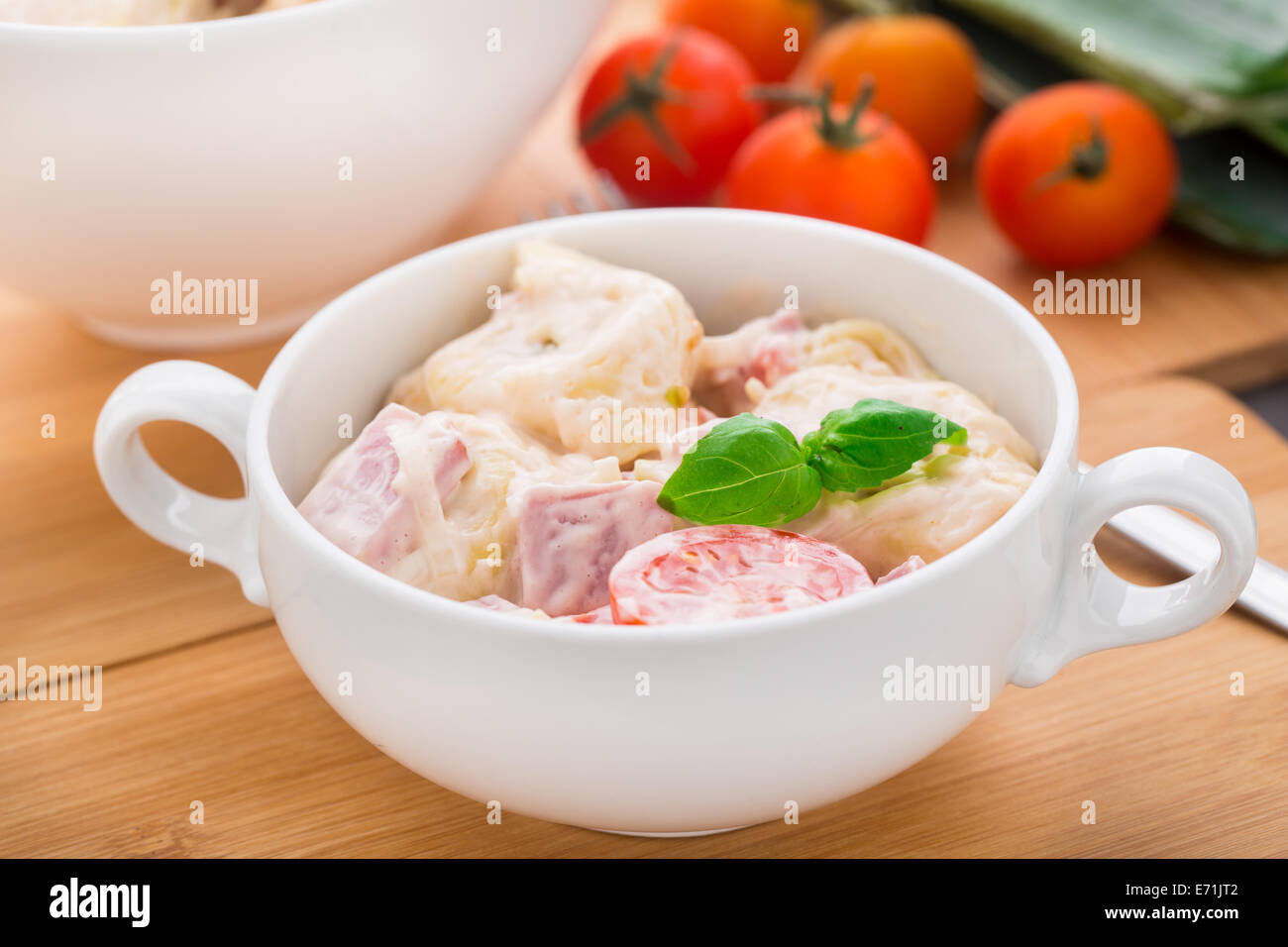 Tortellini-Salat Stockfoto