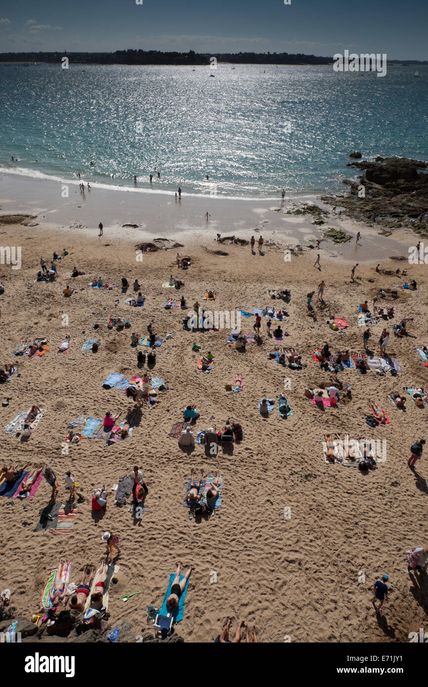 Beliebter Strand in St Malo, Bretagne, Frankreich Stockfoto