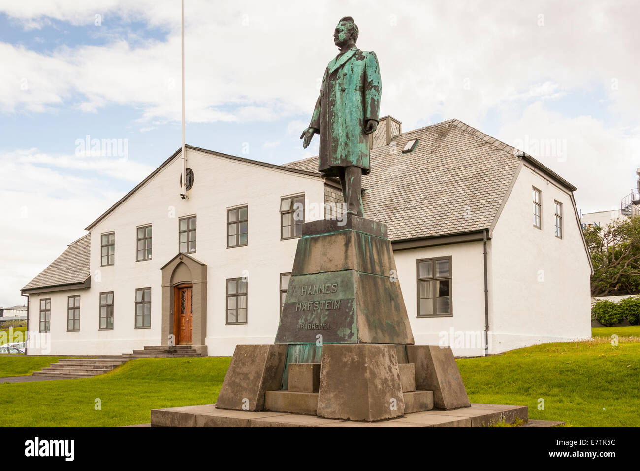 Government House, Büro des Premierministers und Hannes Hafstein Statue, Laekjargata, Reykjavik, Island Stockfoto