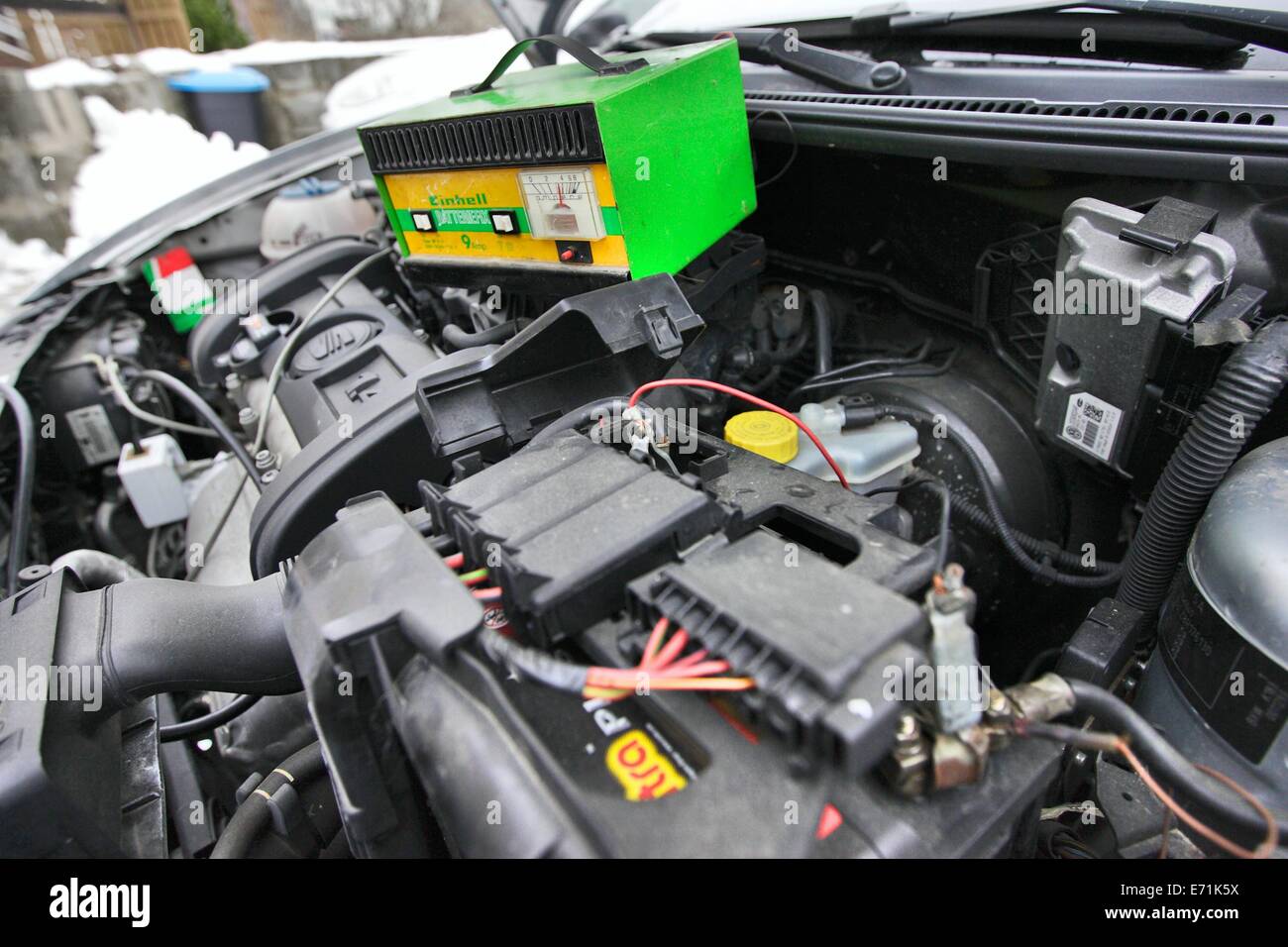 Aufladen der Autobatterie durch den Gleichrichter in Silber Seat Cordoba Stockfoto