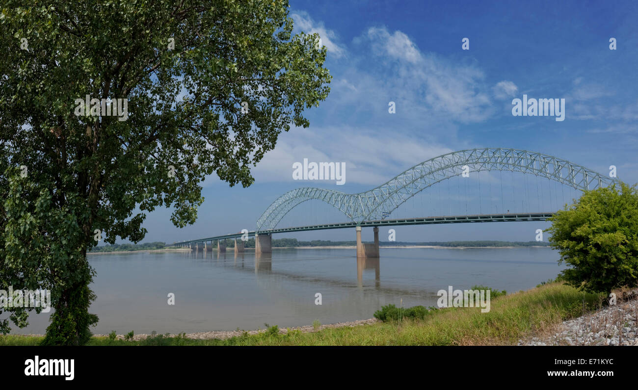 Hernando de Soto Bridge ist eine durch Bogenbrücke mit Interstate 40 über dem Mississippi Fluß zwischen West Memphis, A Stockfoto