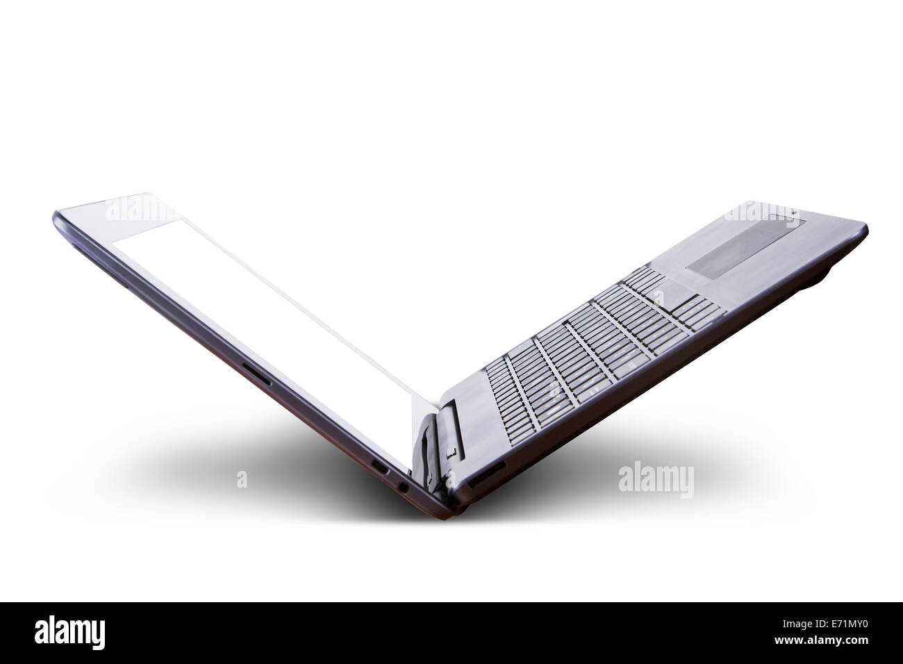 Nahaufnahme des einzigen Laptop mit leeren Bildschirm, isoliert auf weißem Hintergrund. Stockfoto