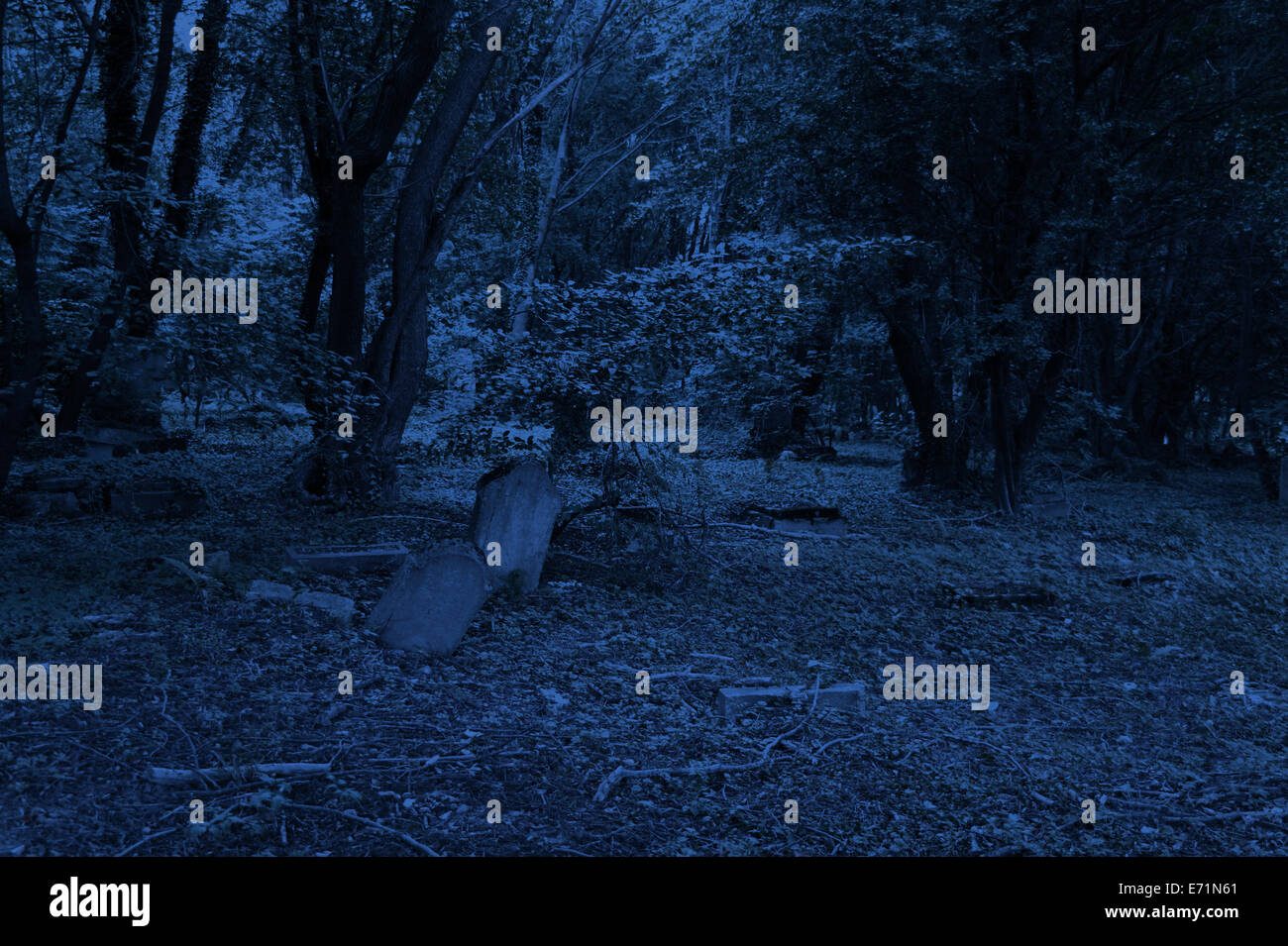 Alter Friedhof in der Nacht Stockfoto