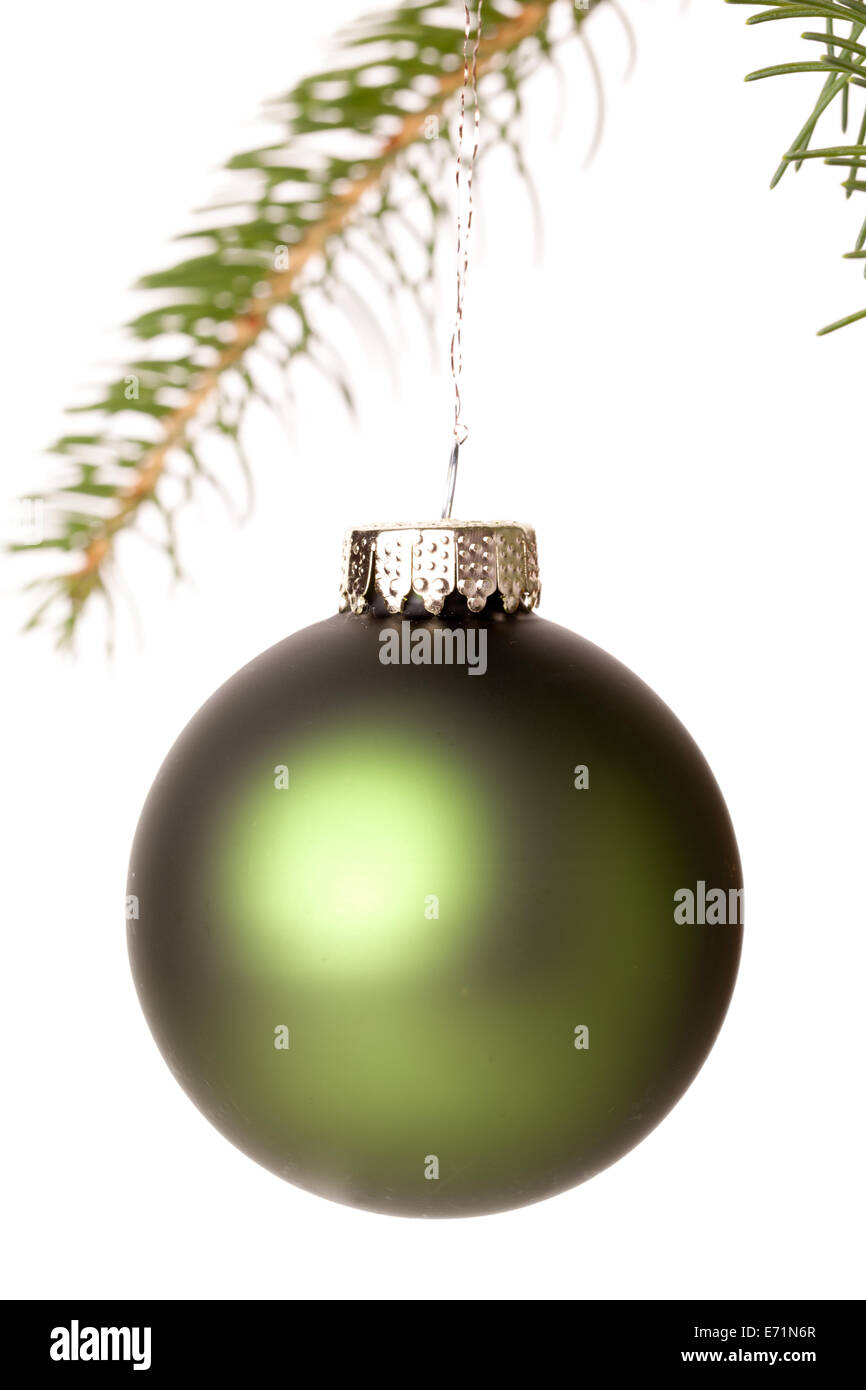 Traditionelle und glänzend Weihnachtskugel hängen an einem Ast eine grüne Tanne mit textfreiraum auf weiß Stockfoto