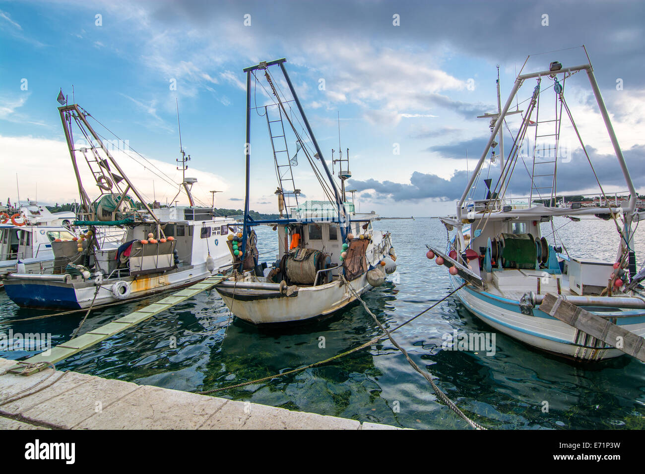 Alte Fischerboote im Hafen in Kroatien Stockfoto