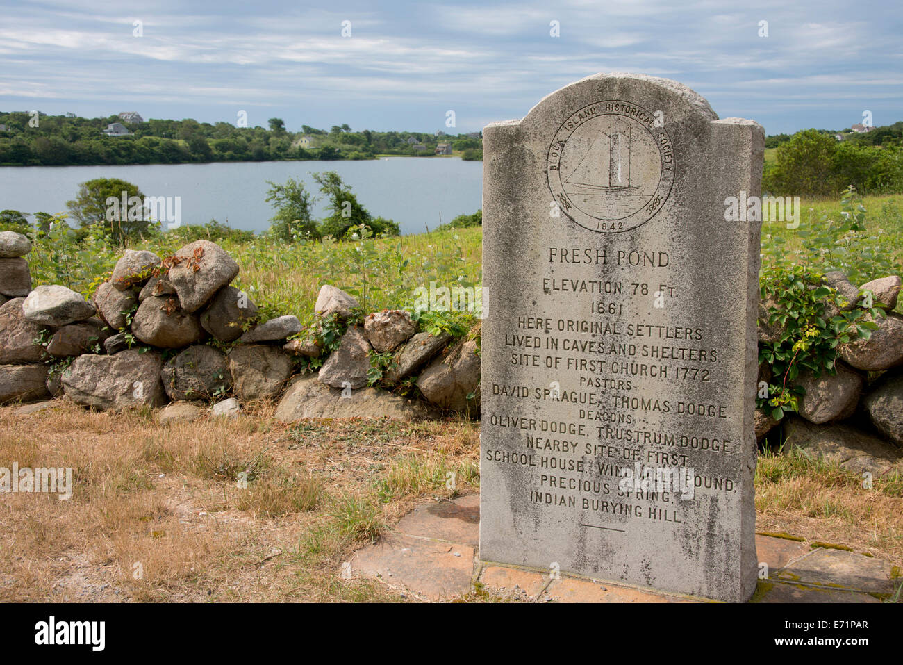 USA, Rhode Island, Block Island. Stein-Marker vor Fresh Pond, Höhe 78 Fuß est. 1661. Stockfoto