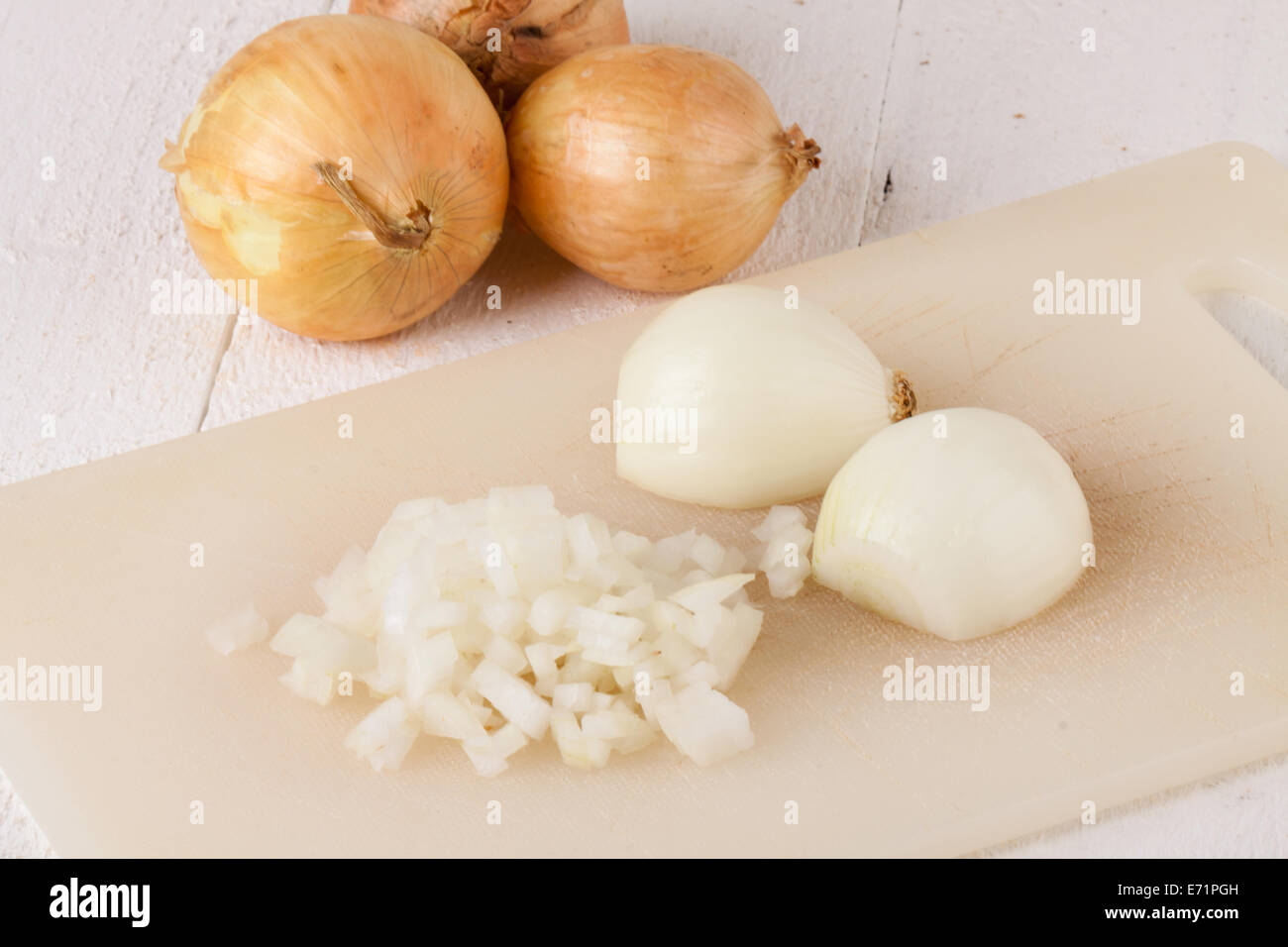 Ganz, geschält und gewürfelt braune oder weiße Zwiebel bereit für den Einsatz als scharf aromatischen Würze in der Küche auf einem weißen Hintergrund Stockfoto