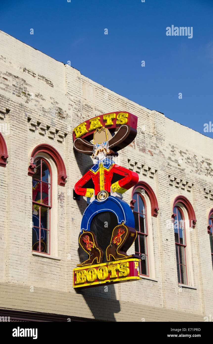 Nashville Tennessee, USA. Die Innenstadt von Nashville, Cowboy-Hüte und Stiefel am Broadway zu unterzeichnen. Stockfoto