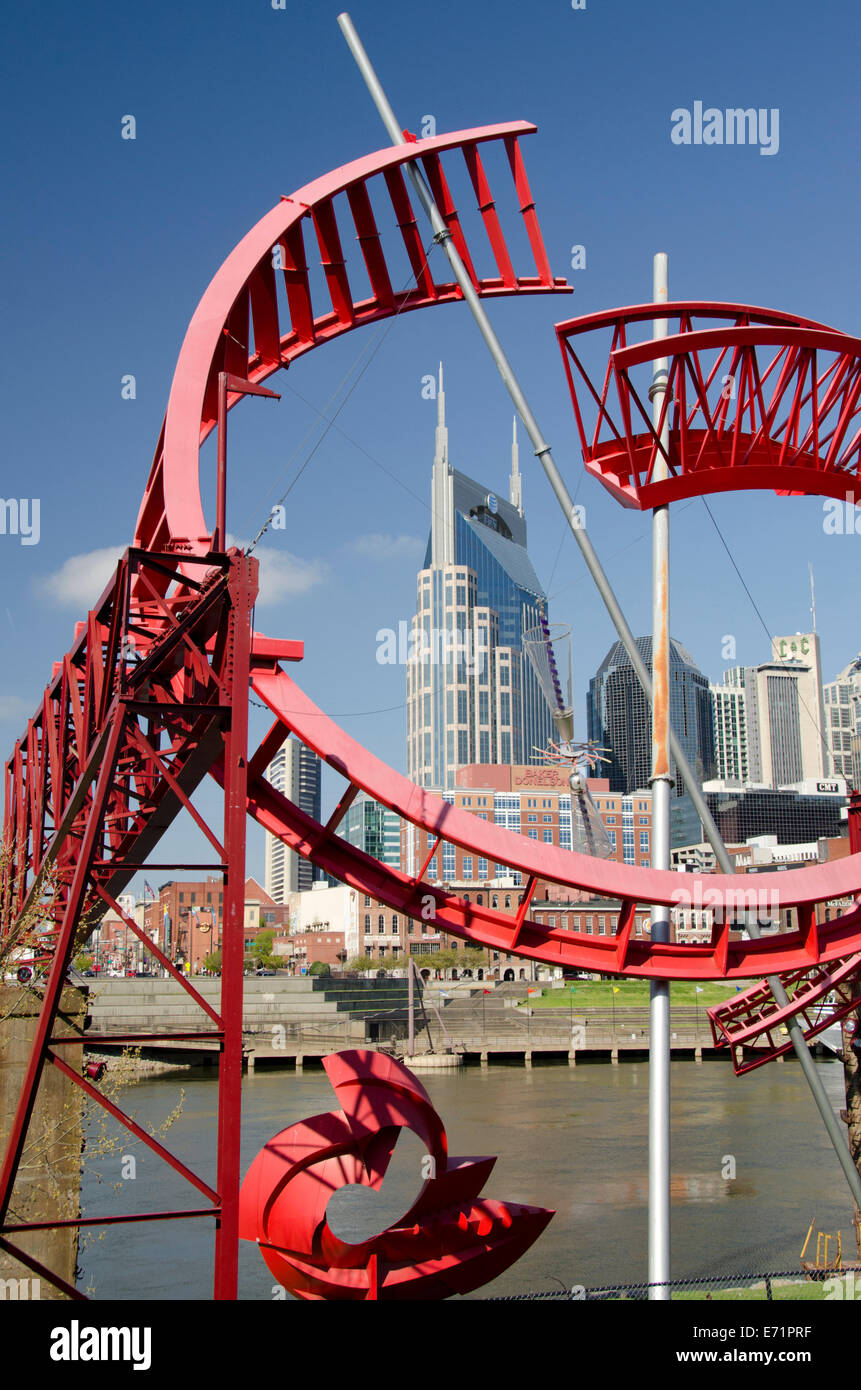 Nashville Tennessee, USA. Nashville Skyline und den Cumberland River mit "Ghost Ballet" Skulptur von Alice Aycock. Stockfoto