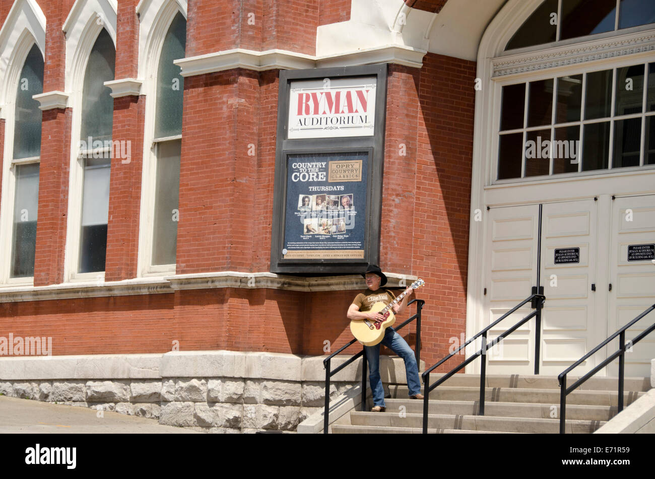 Nashville Tennessee, USA. Cowboy mit Gitarre auf den Stufen des Ryman Auditorium. National Historic Landmark erklärt. Stockfoto