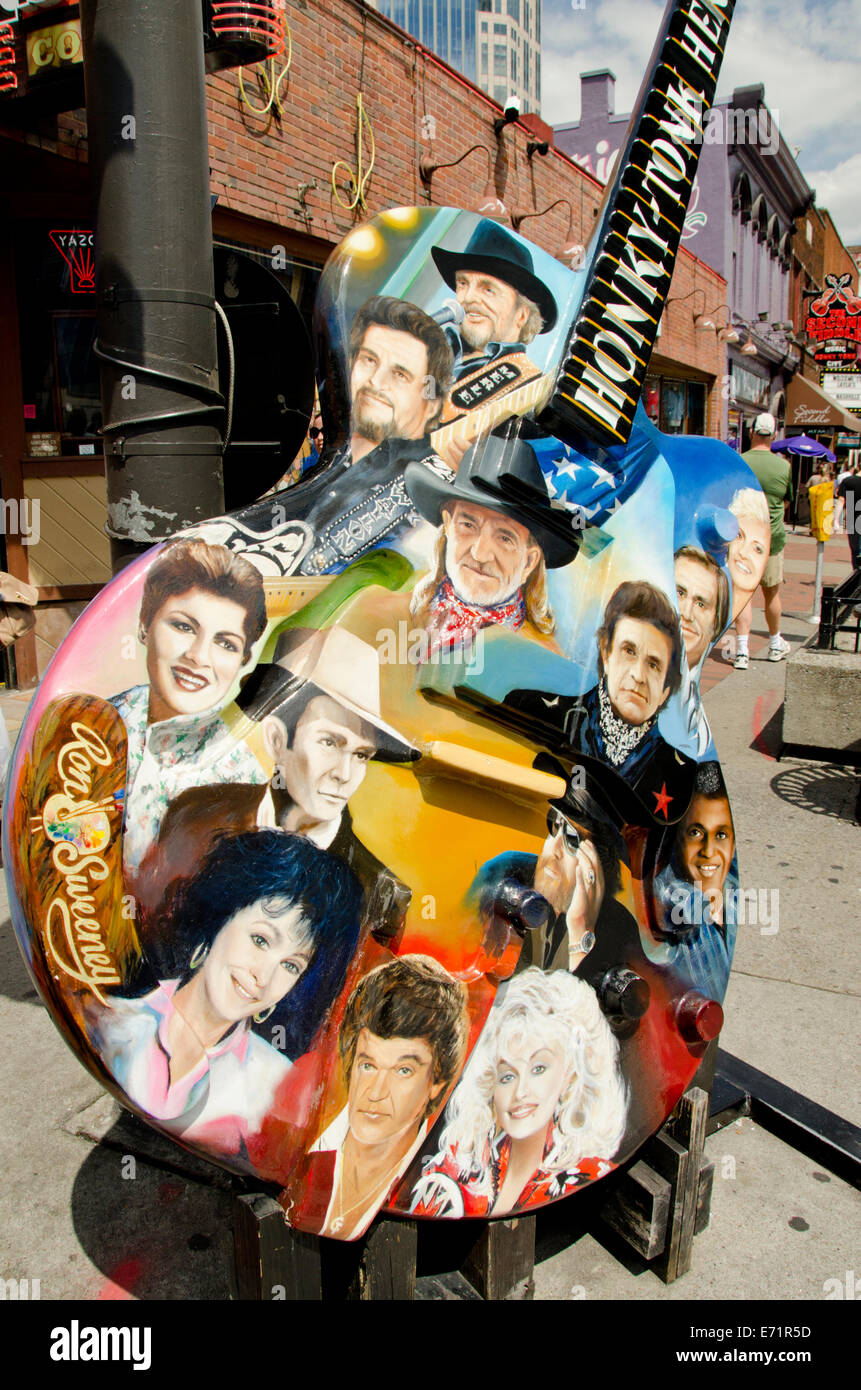 Nashville Tennessee, USA. Gitarre mit berühmten Country-Sänger am Broadway in "Legends Corner" Home of Country Music gemalt. Stockfoto