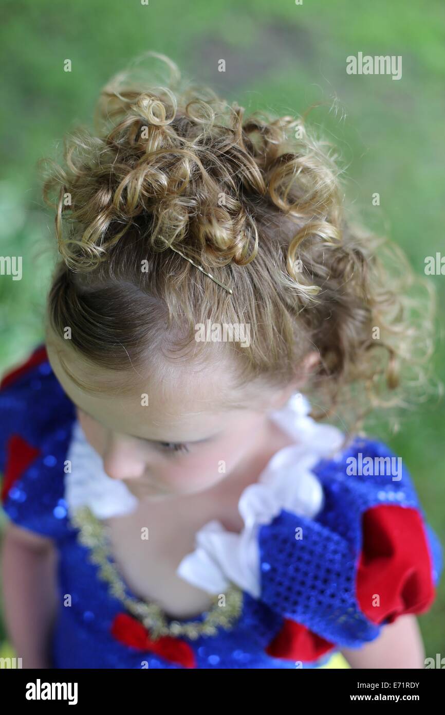 Eine Nahaufnahme von einem kleinen Mädchen locken. Stockfoto