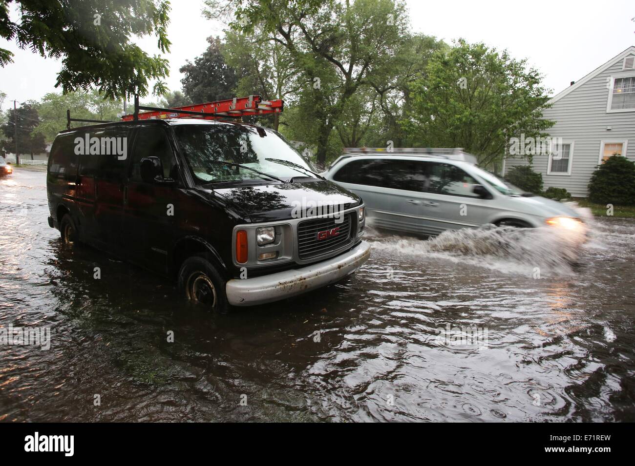 Autos fahren auf einer überfluteten Straße in Minneapolis, Minnesota. Stockfoto