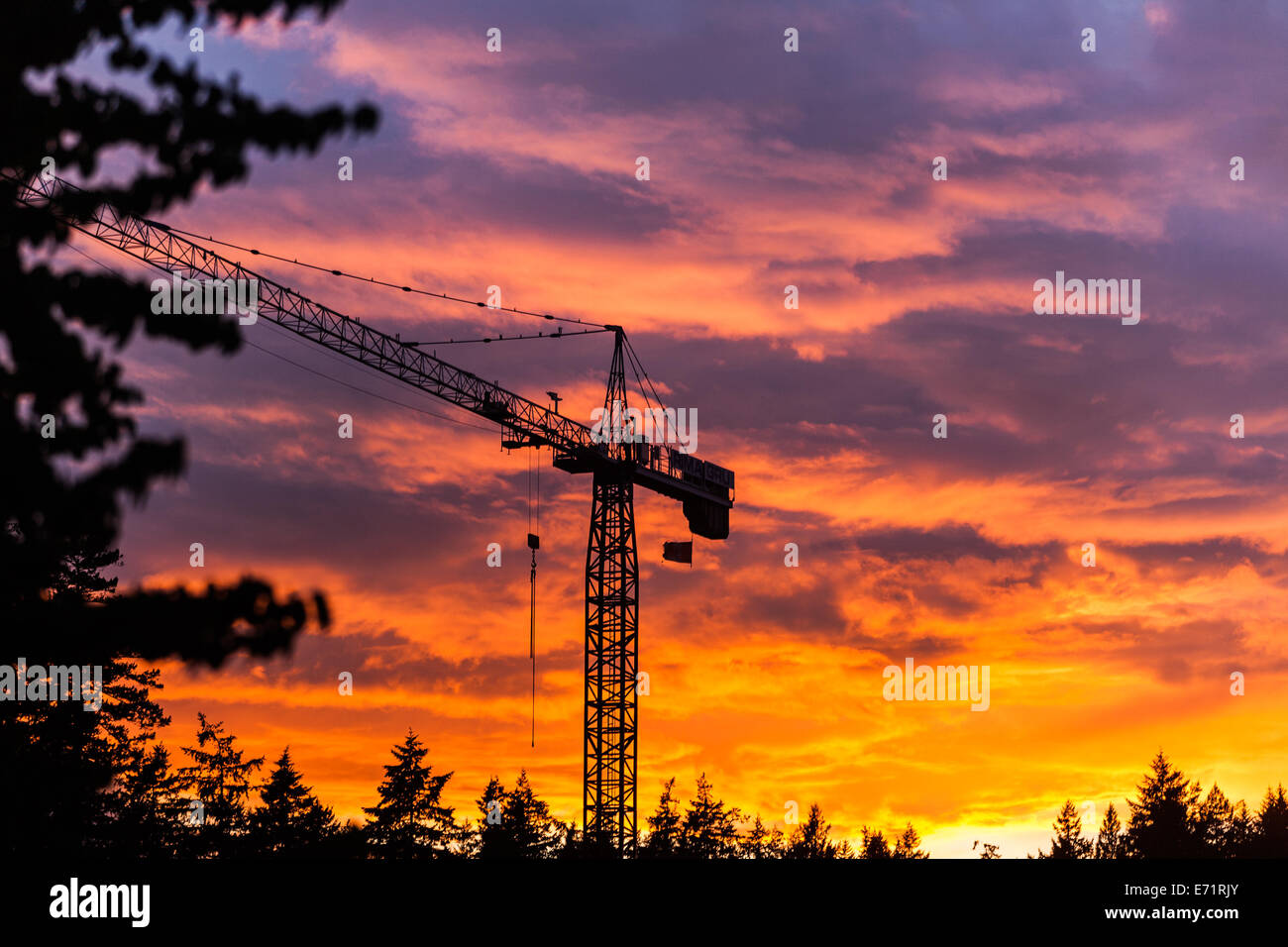 Baukran gegen einen drohenden Himmel bei Sonnenuntergang in Vancouver Stockfoto