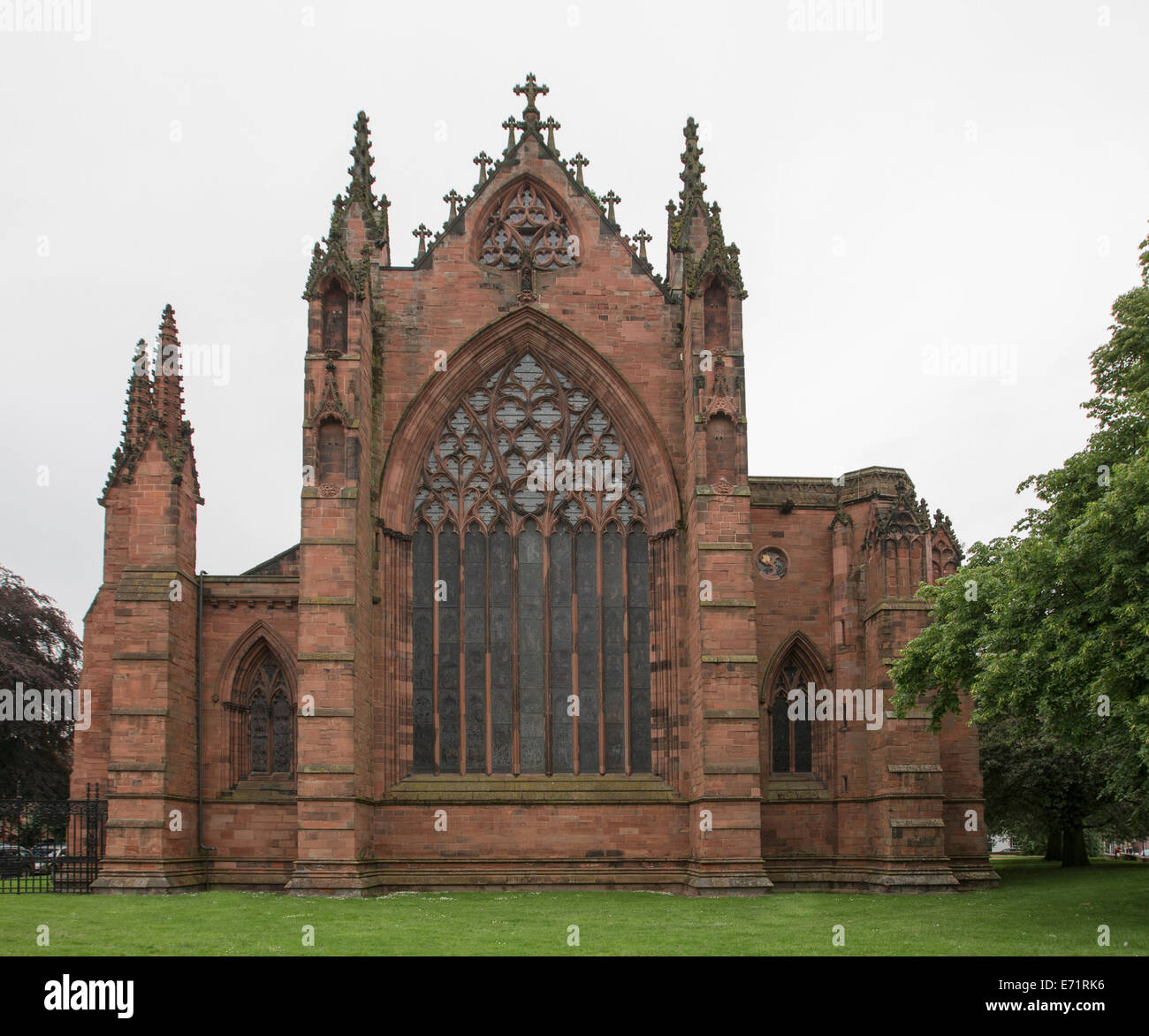 Historische Carlisle Kathedrale mit riesigen und beeindruckenden Glasfenster und gotischer Architektur in Cumbria, England Stockfoto