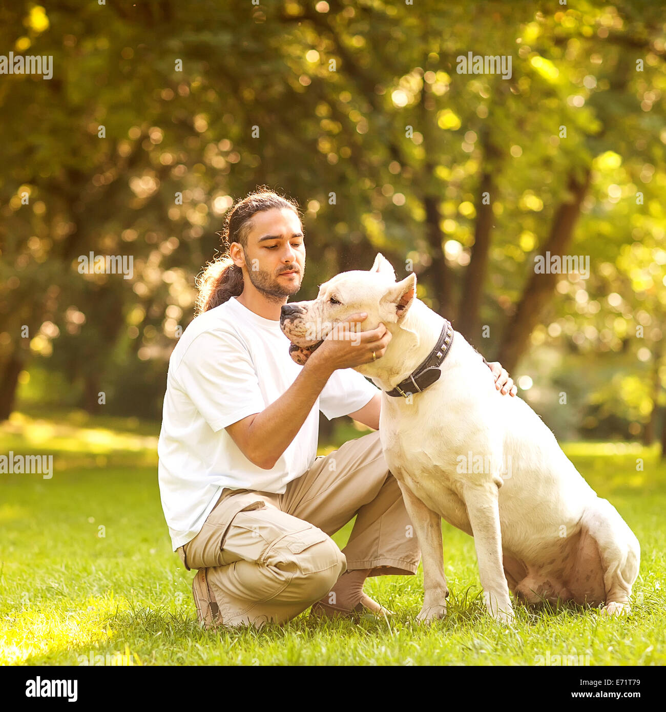 Mensch und Hund Argentino spazieren im Park. Stockfoto