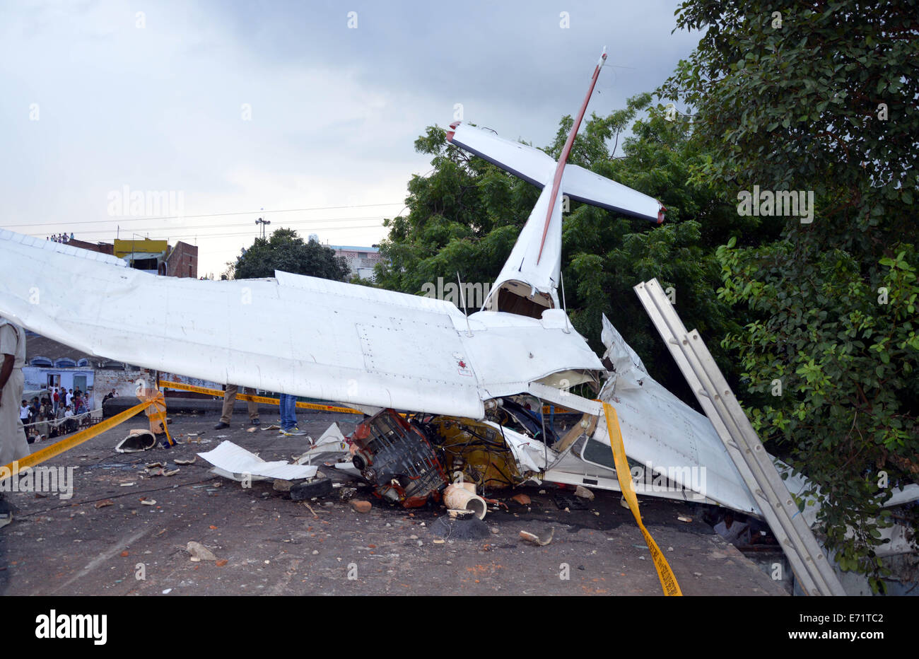 Kanpur, Indien. 3. Sep, 2014. Auf dem Dach eines Gebäudes am Babu Purwa in Kanpur, Indien, 3. September 2014 ist ein Segelflugzeug Flugzeug abgestürzt. Der Pilot des Segelflugzeugs wurde bei dem Vorfall dem Bericht zufolge schwer verletzt. Bildnachweis: Stringer/Xinhua/Alamy Live-Nachrichten Stockfoto