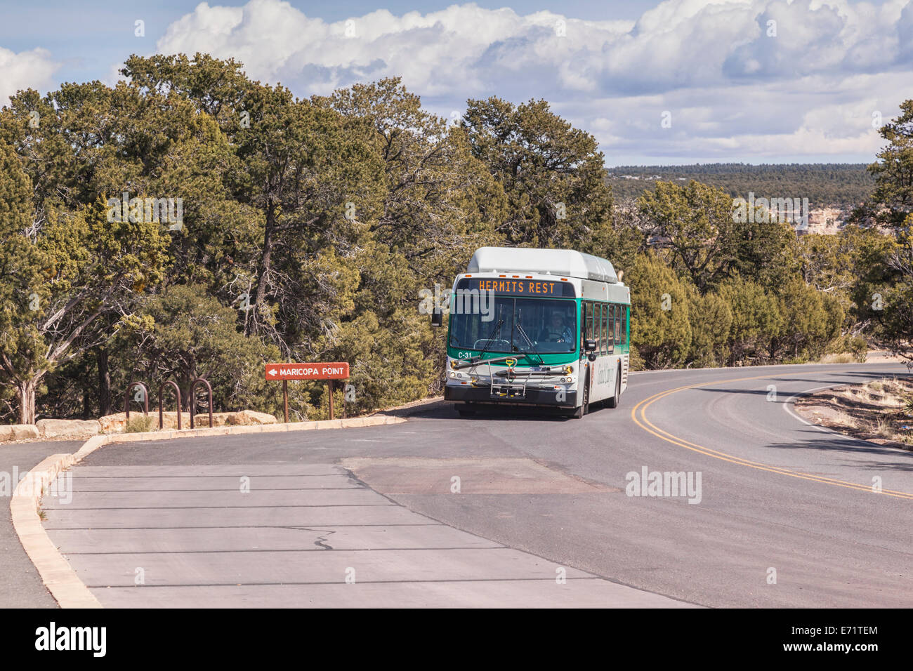 Grand Canyon-Shuttle-Bus, nähert sich der Haltestelle Maricopa Point. Mit Erdgas betrieben, haben die Shuttles R eingeführt Stockfoto