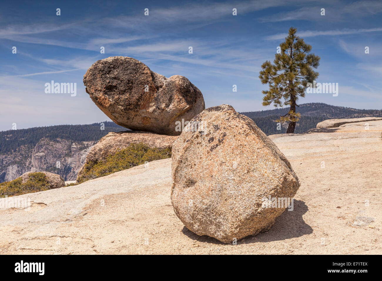 Riesige Felsbrocken am Taft Point, Yosemite-Nationalpark, Kalifornien, USA. Stockfoto