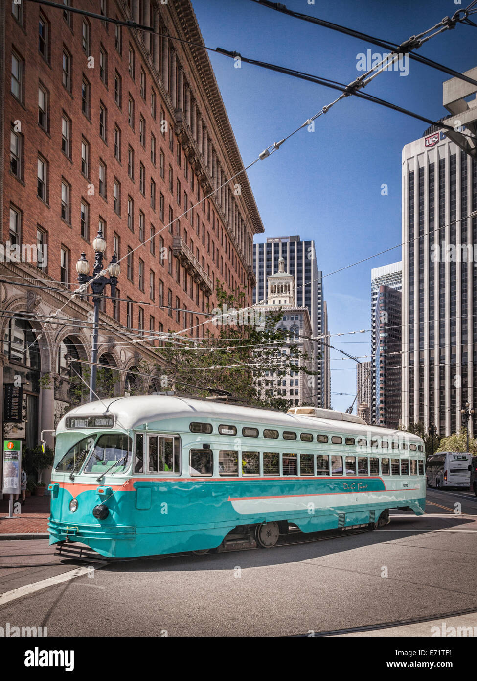 Ein Vintage Straßenbahn drehen aus der Market Street, San Francisco. Stockfoto