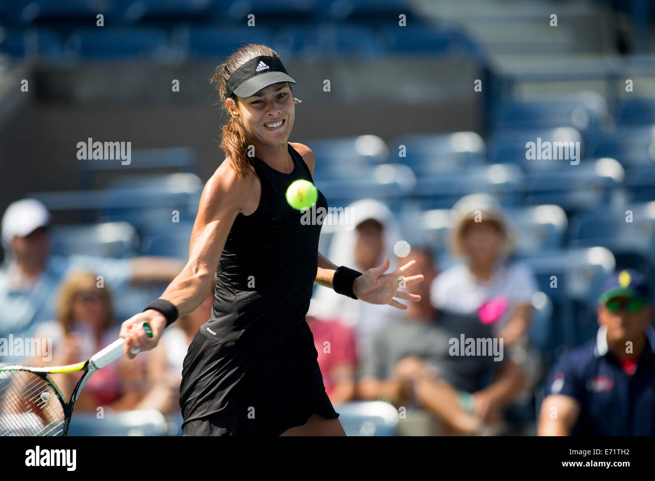 Ana Ivanovic (SRB) in ersten Runde Aktion während der 2. Tag der US Open Tennis Championships. © Paul J. Sutton/PCN Stockfoto